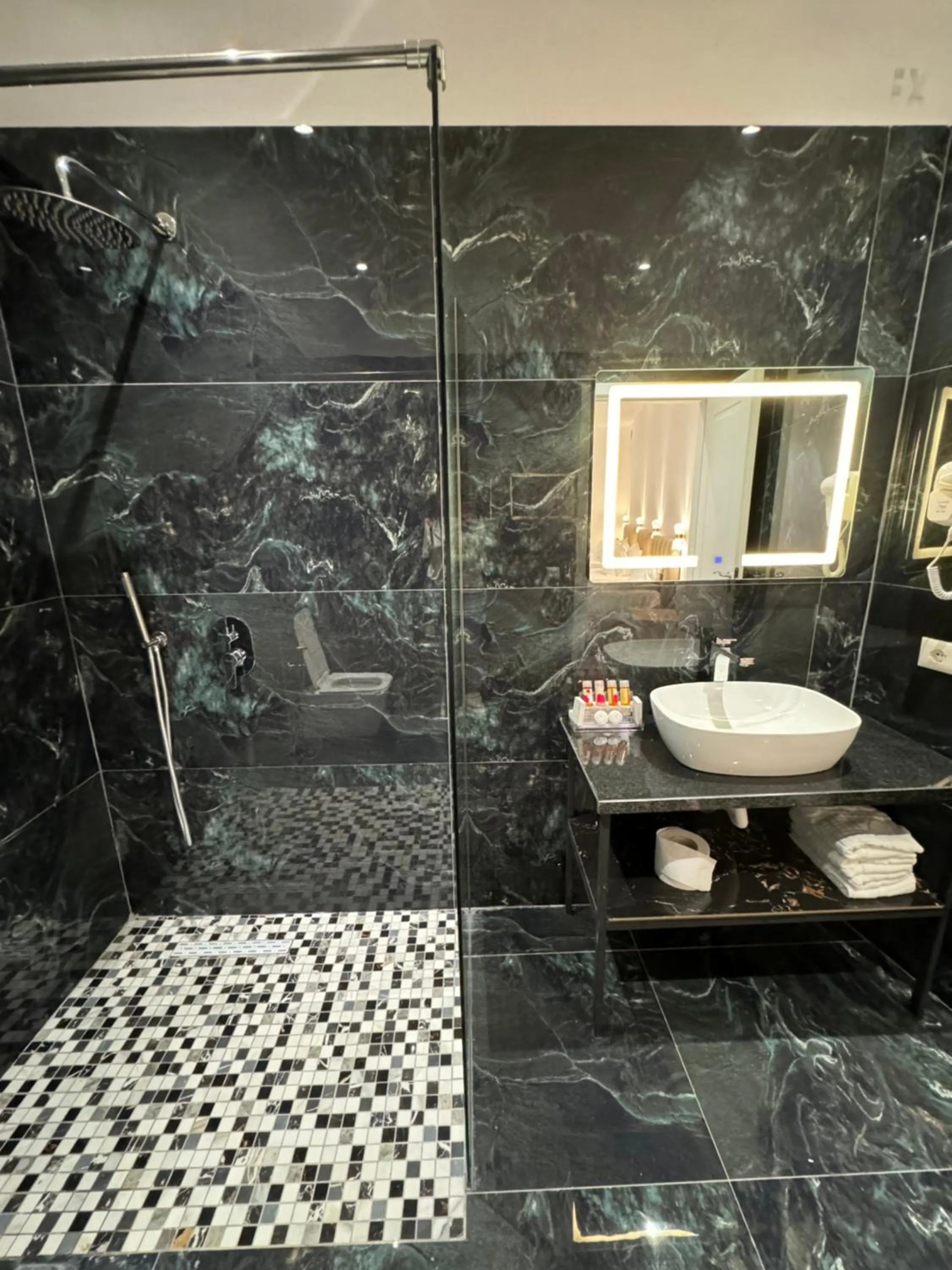 Shower in Hotel Panorama & Spa Elbasan