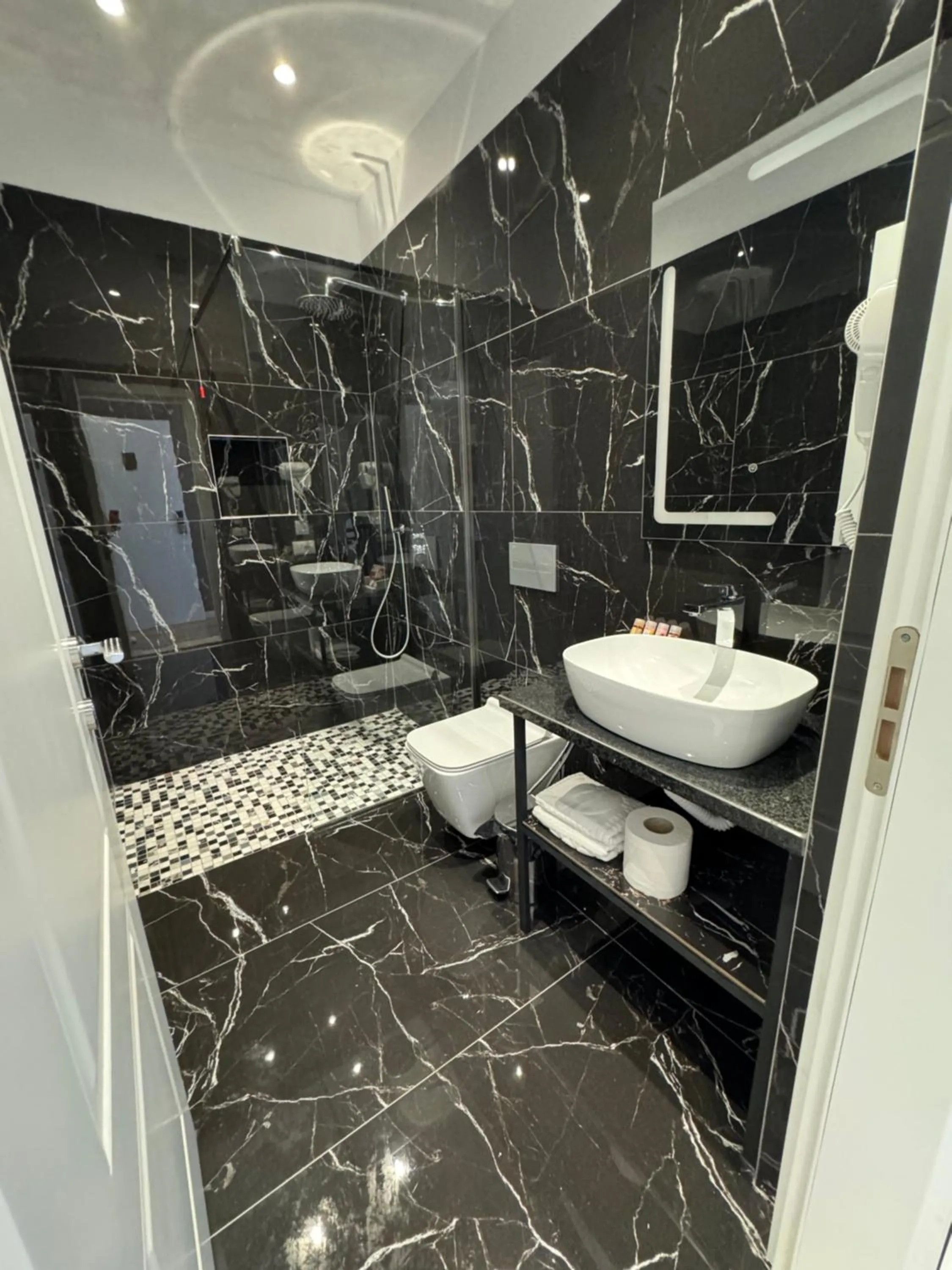 Shower in Hotel Panorama & Spa Elbasan