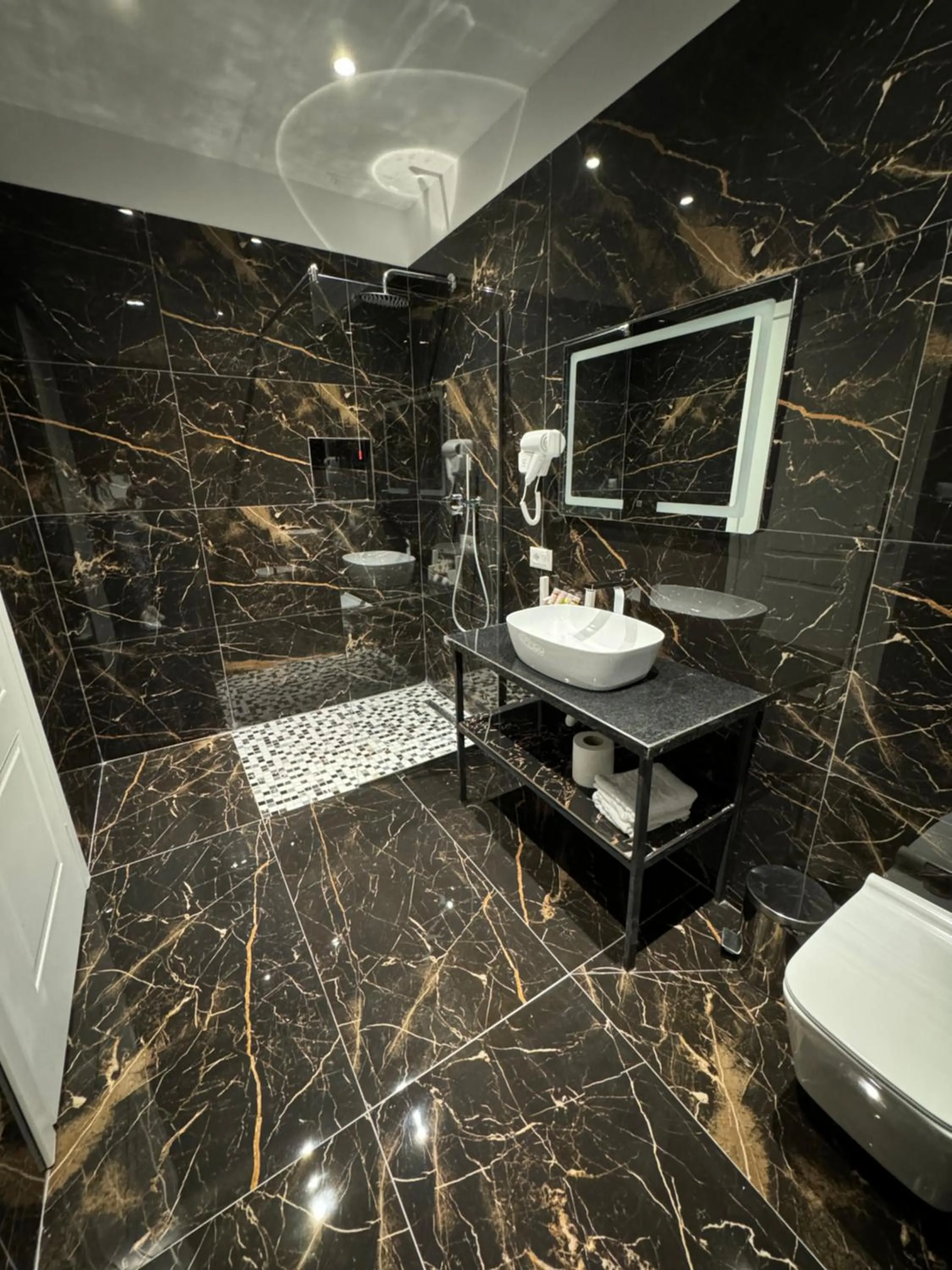 Shower in Hotel Panorama & Spa Elbasan