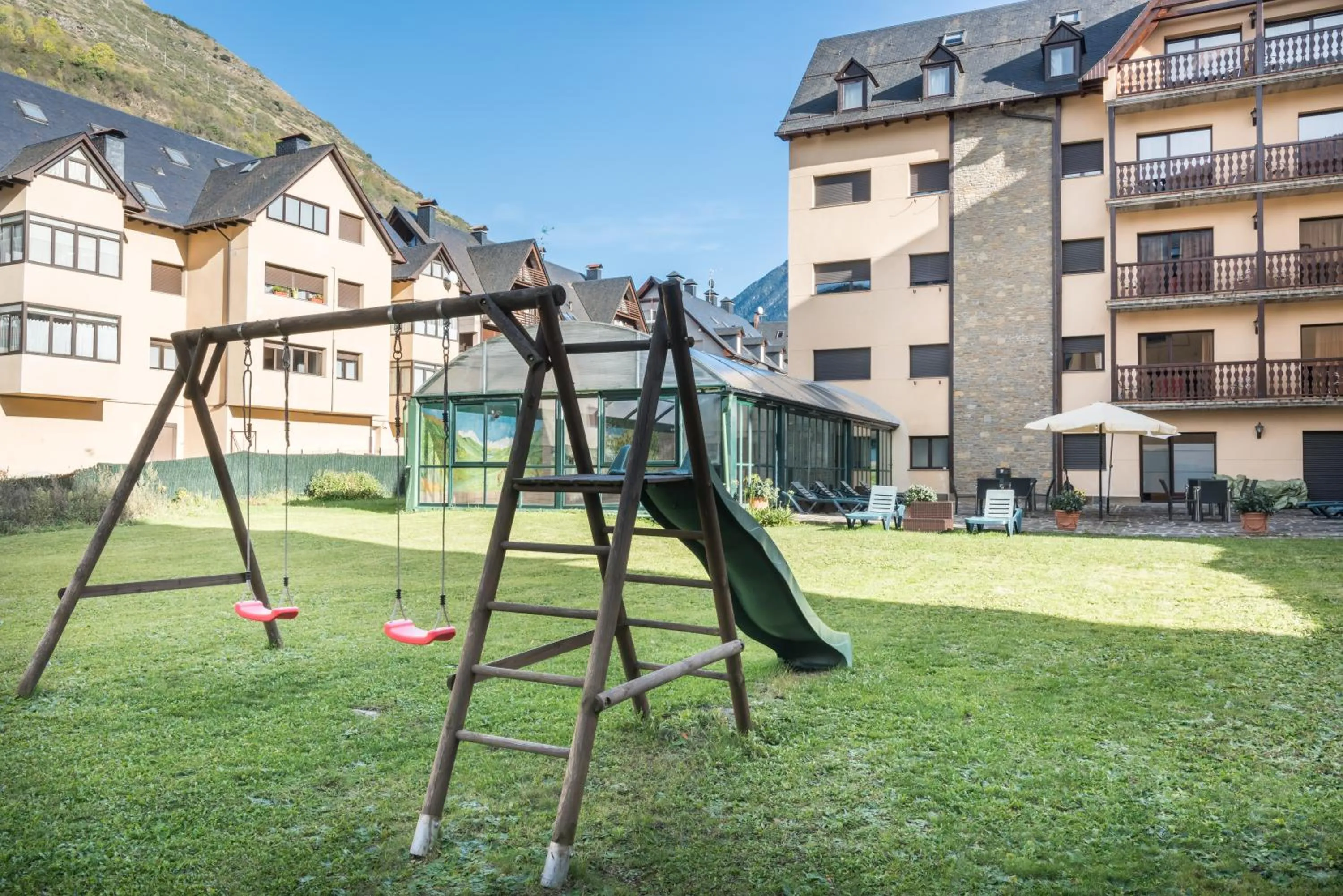 Children play ground in El Refugio de Aran Vielha Aparthotel