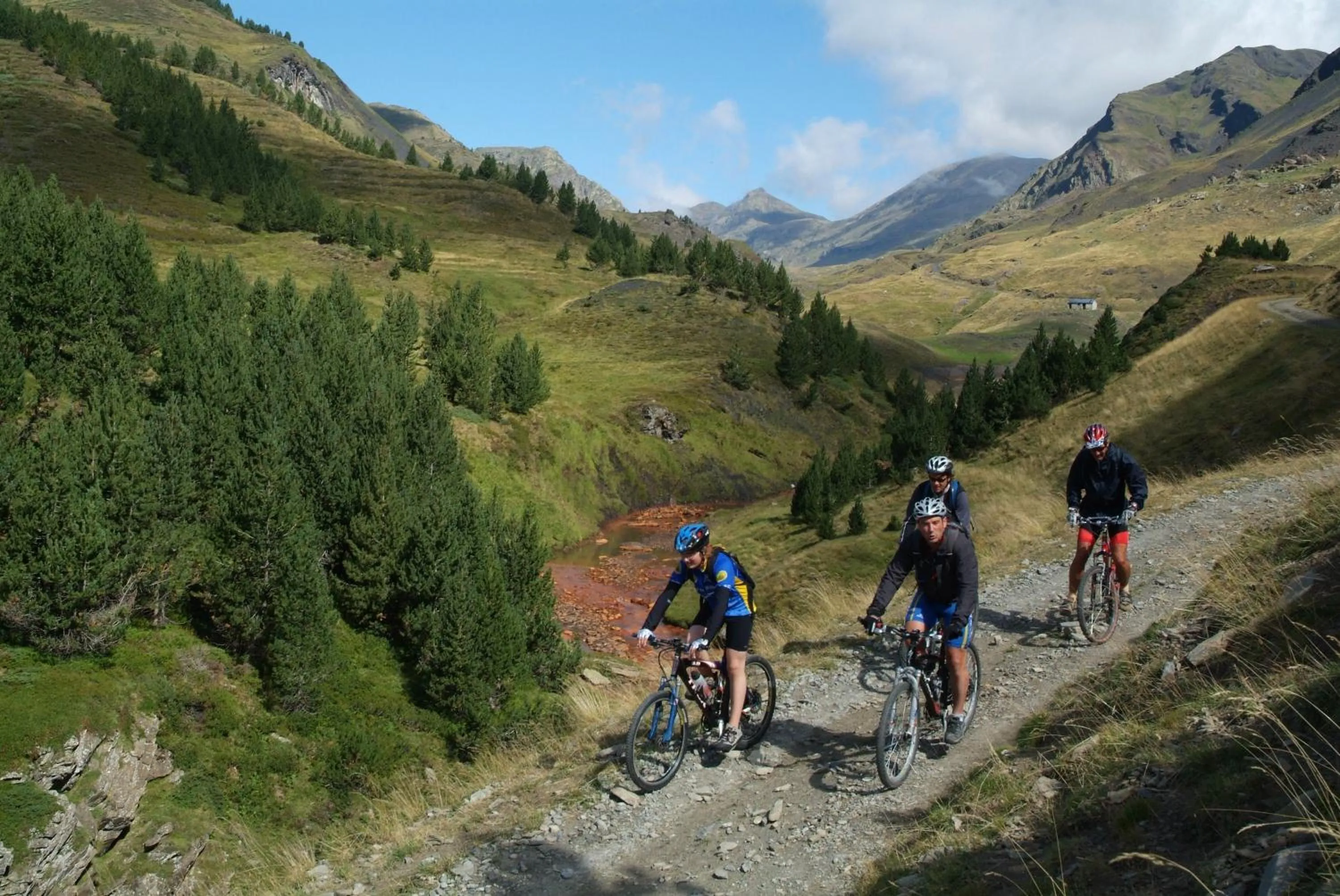 Cycling in El Refugio de Aran Vielha Aparthotel