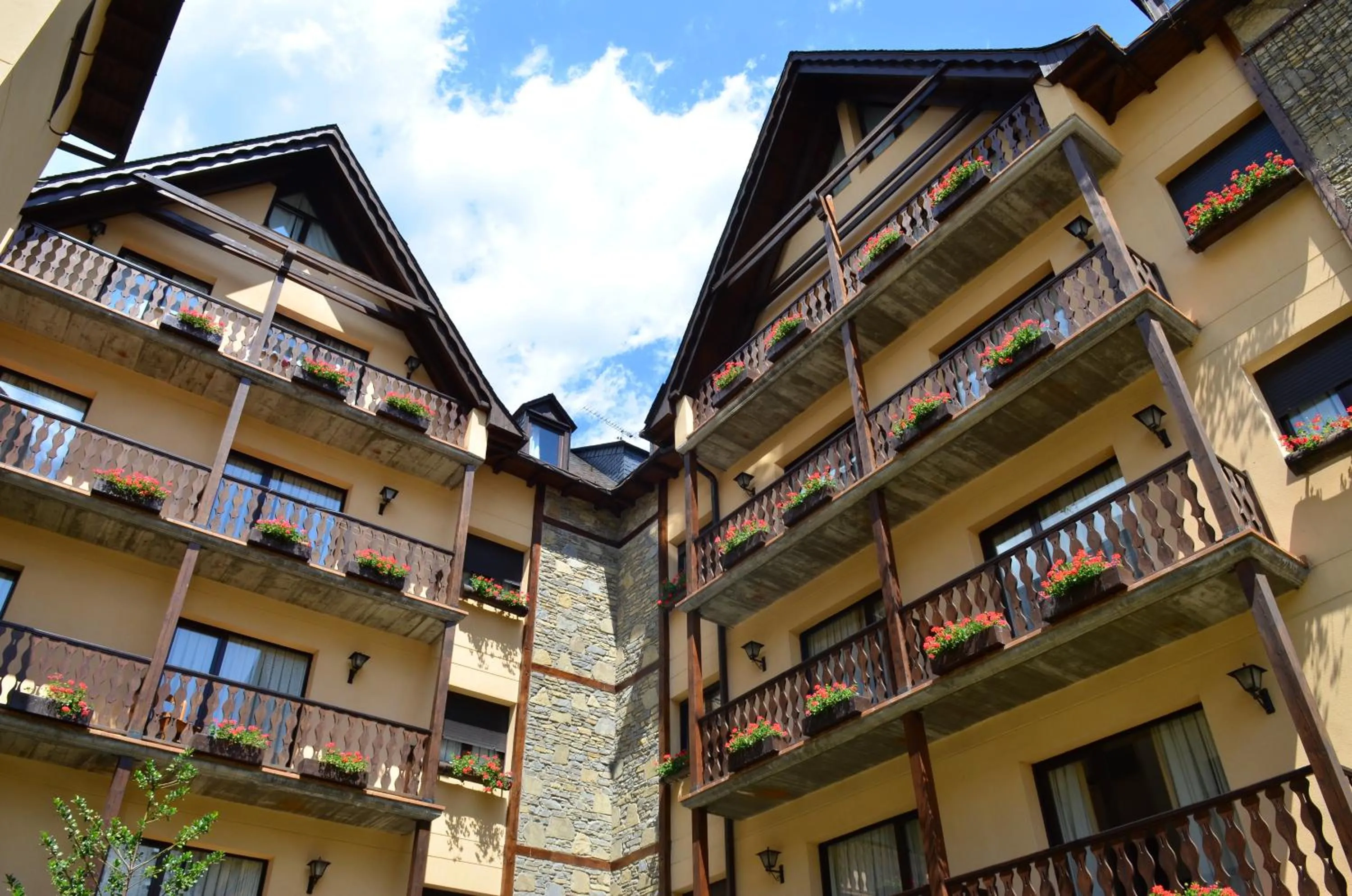 Facade/entrance in El Refugio de Aran Vielha Aparthotel