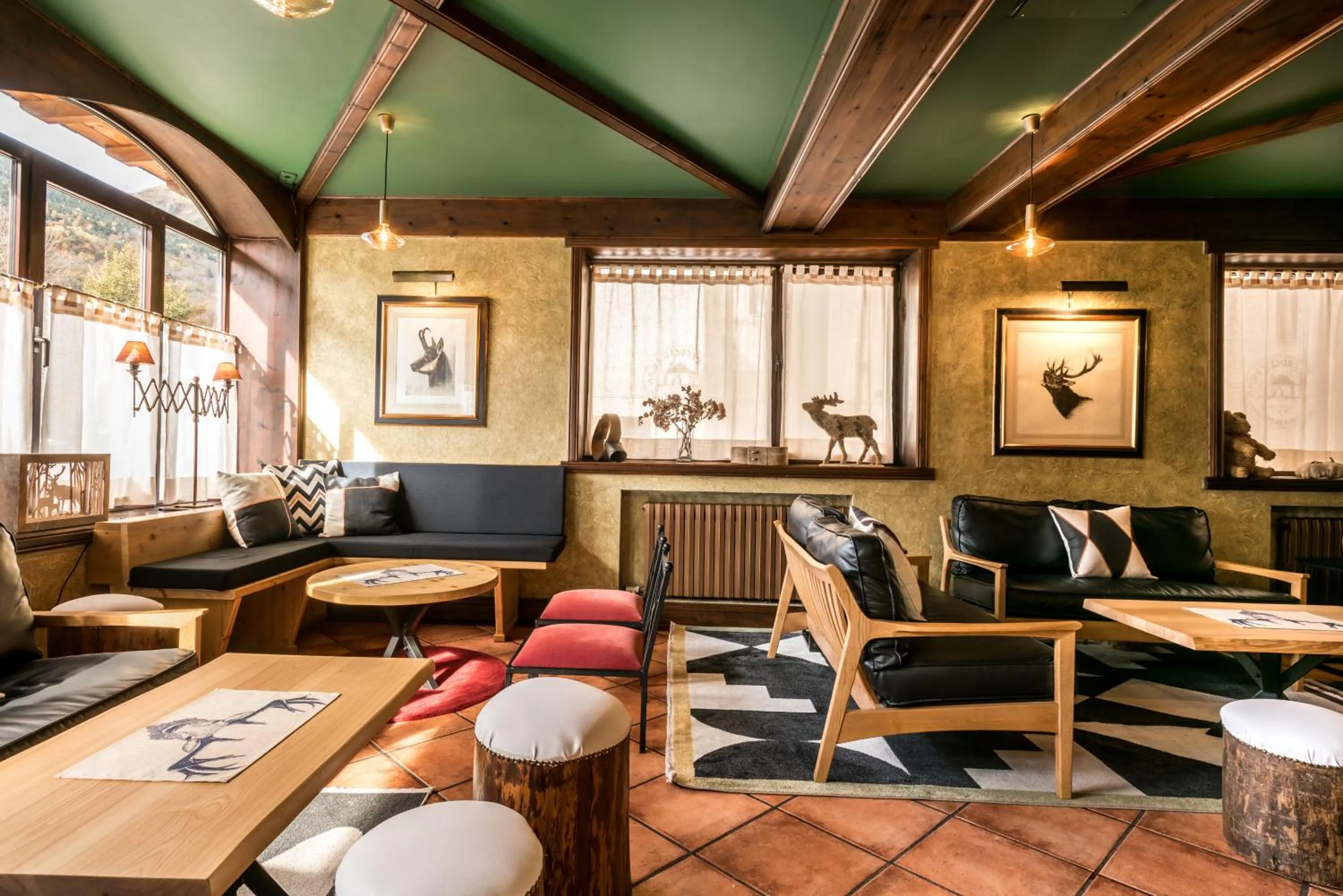 Lounge or bar in El Refugio de Aran Vielha Aparthotel