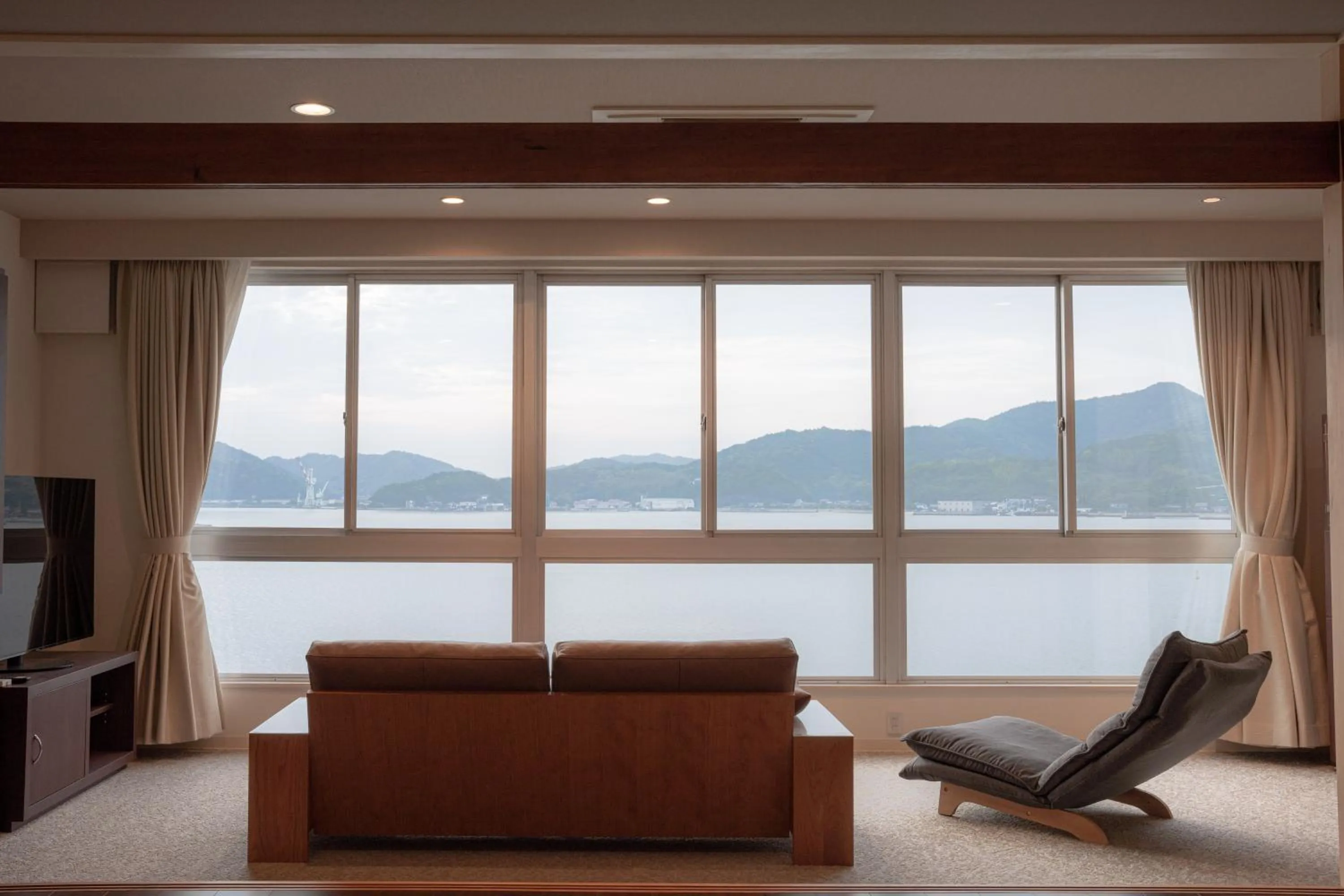 Photo of the whole room in Abuto Honkan