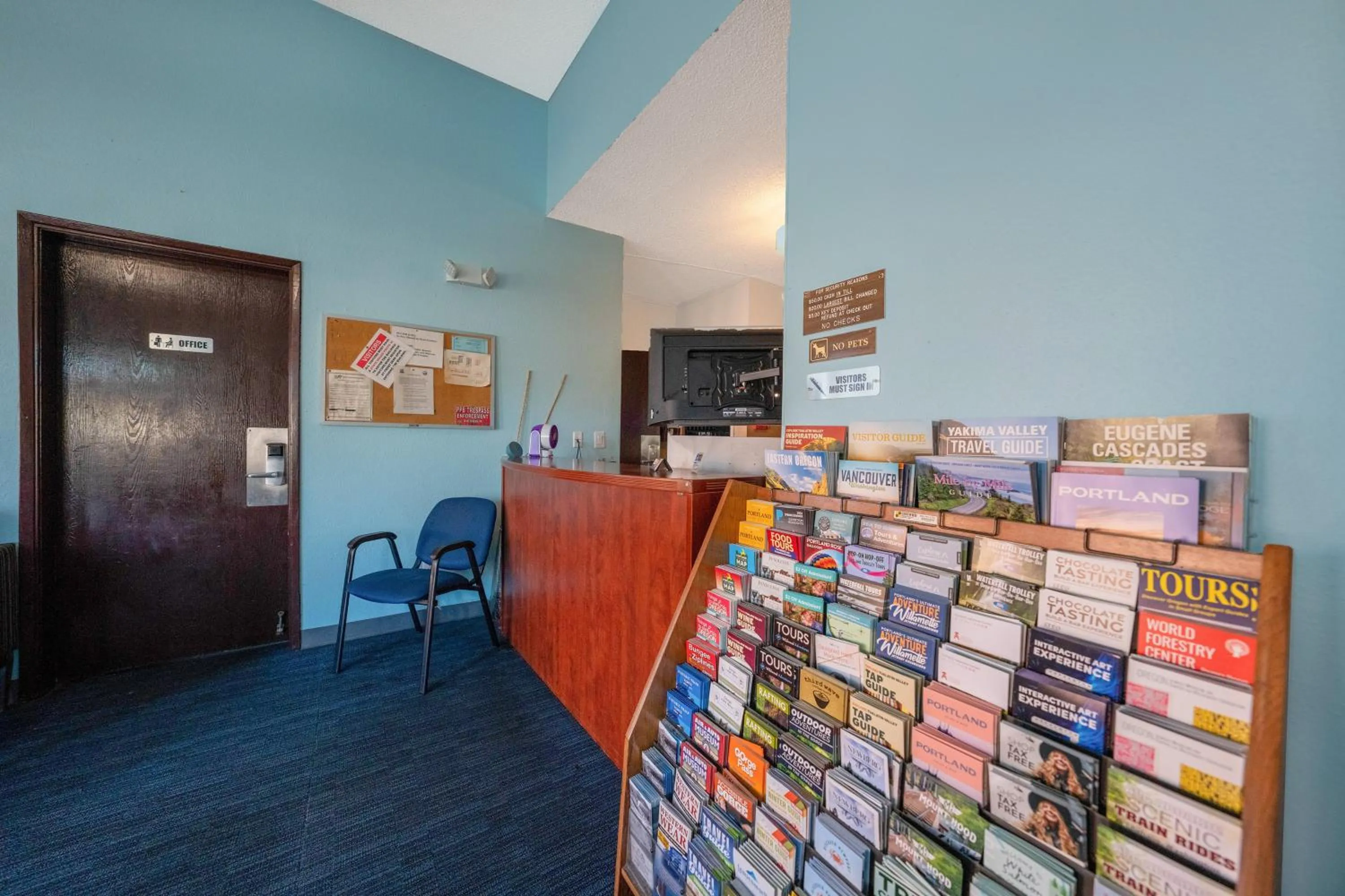 Lobby or reception in Unicorn Inn by OYO Portland