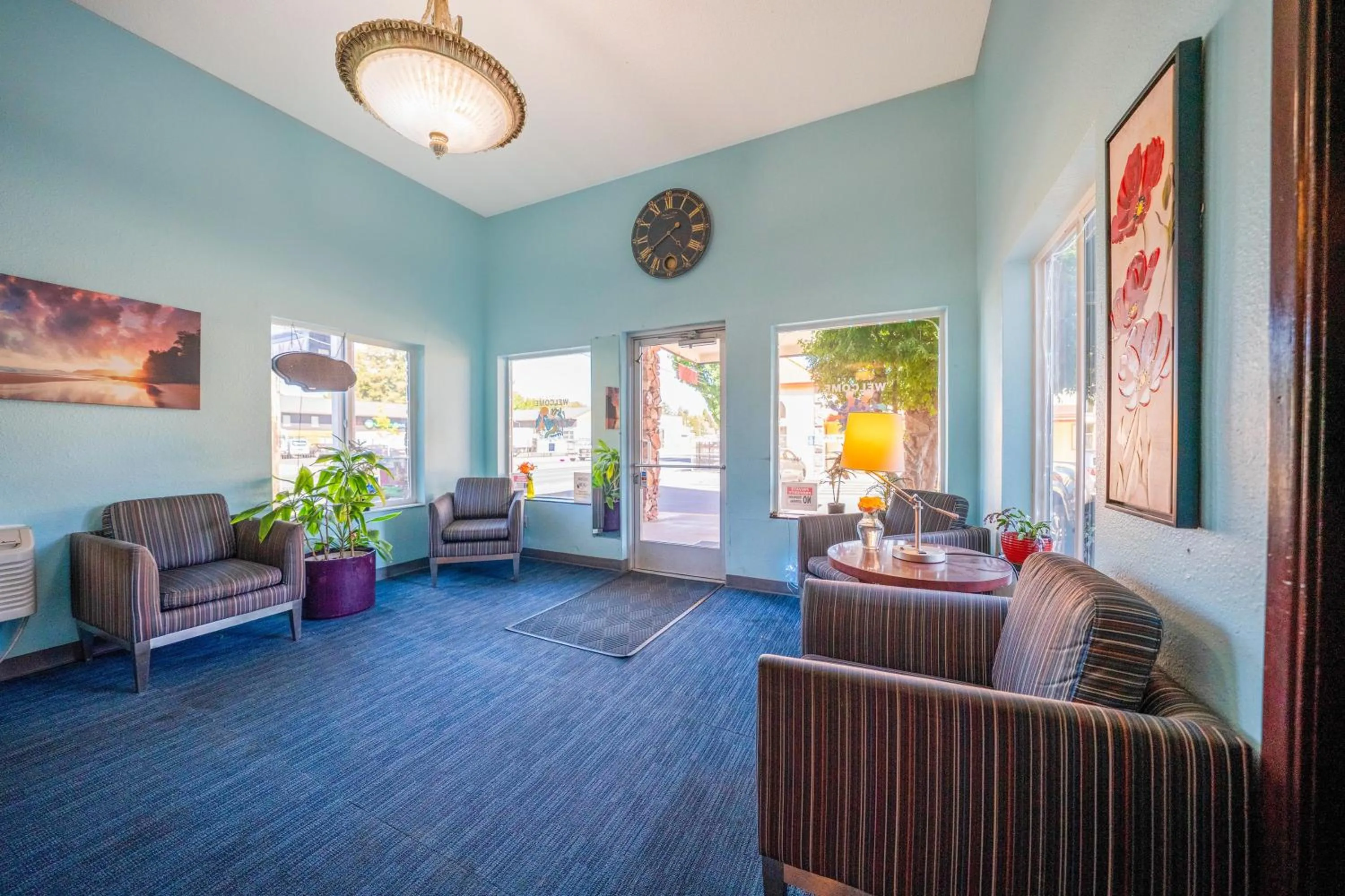 Lobby or reception in Unicorn Inn by OYO Portland