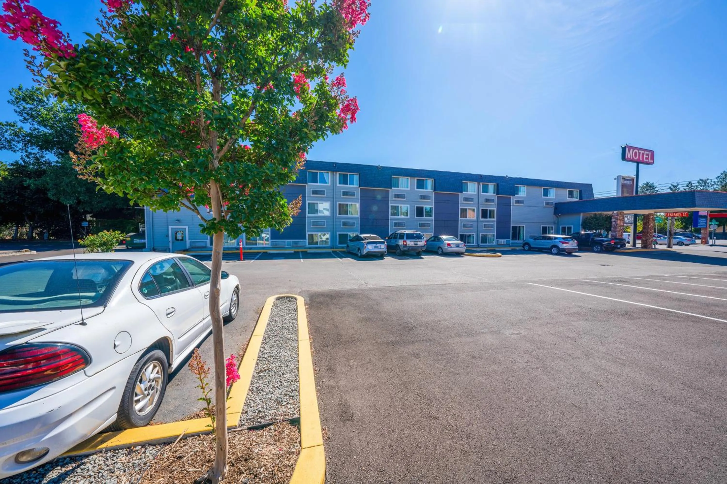 Facade/entrance in Unicorn Inn by OYO Portland