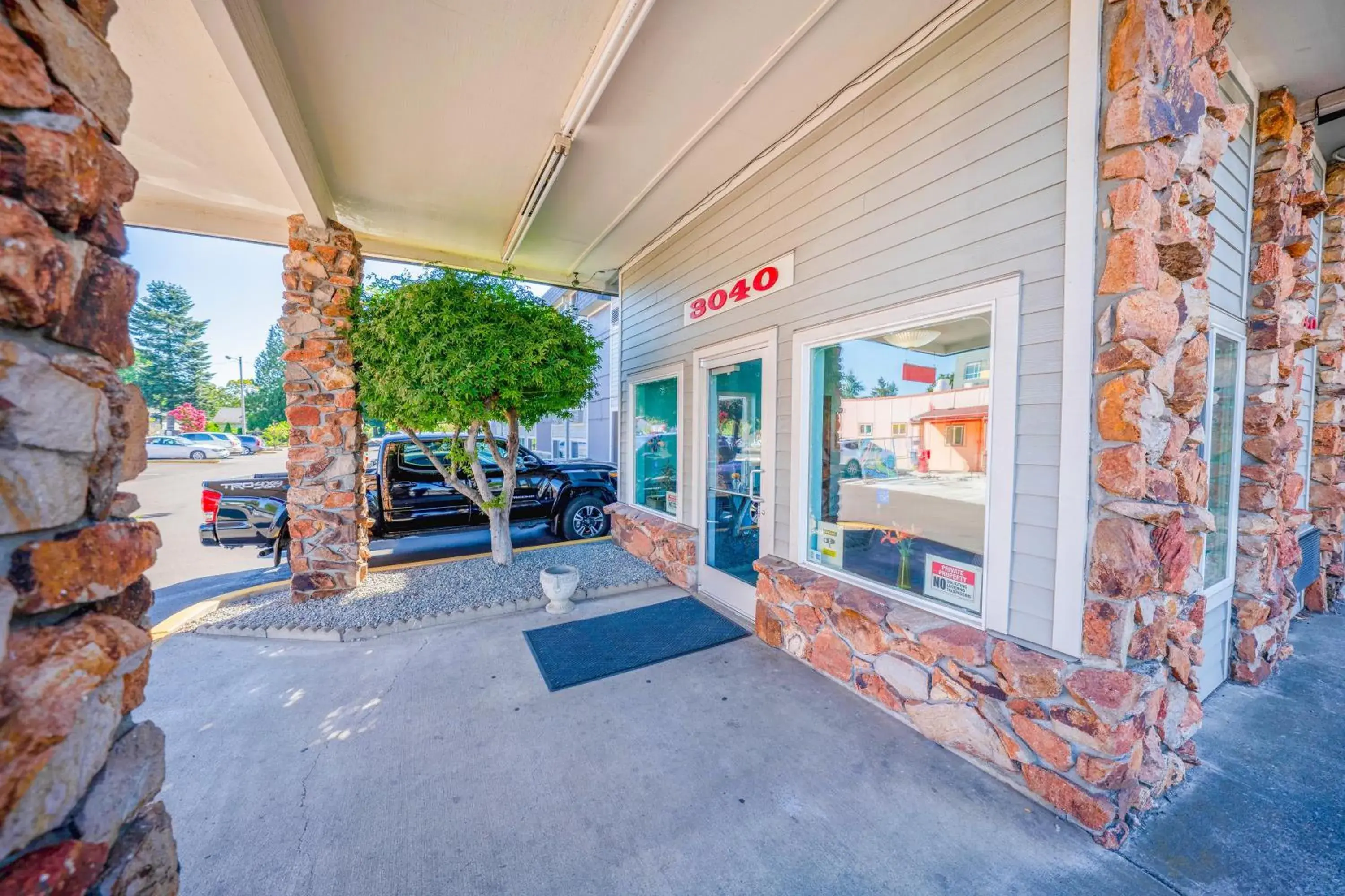 Facade/entrance in Unicorn Inn by OYO Portland Facade/entrance in Unicorn Inn by OYO Portland