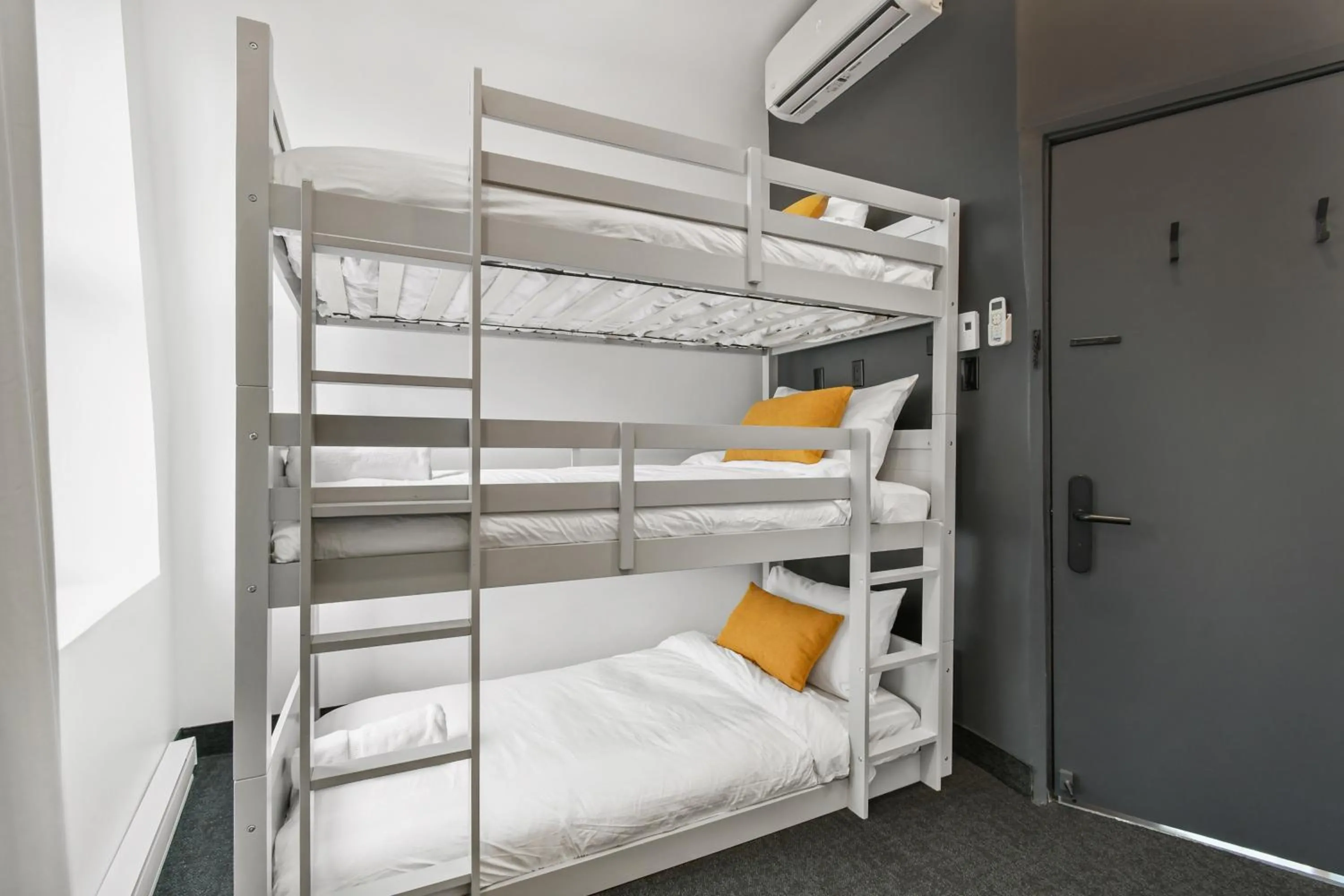 bunk bed, Bed in Lift Hotel