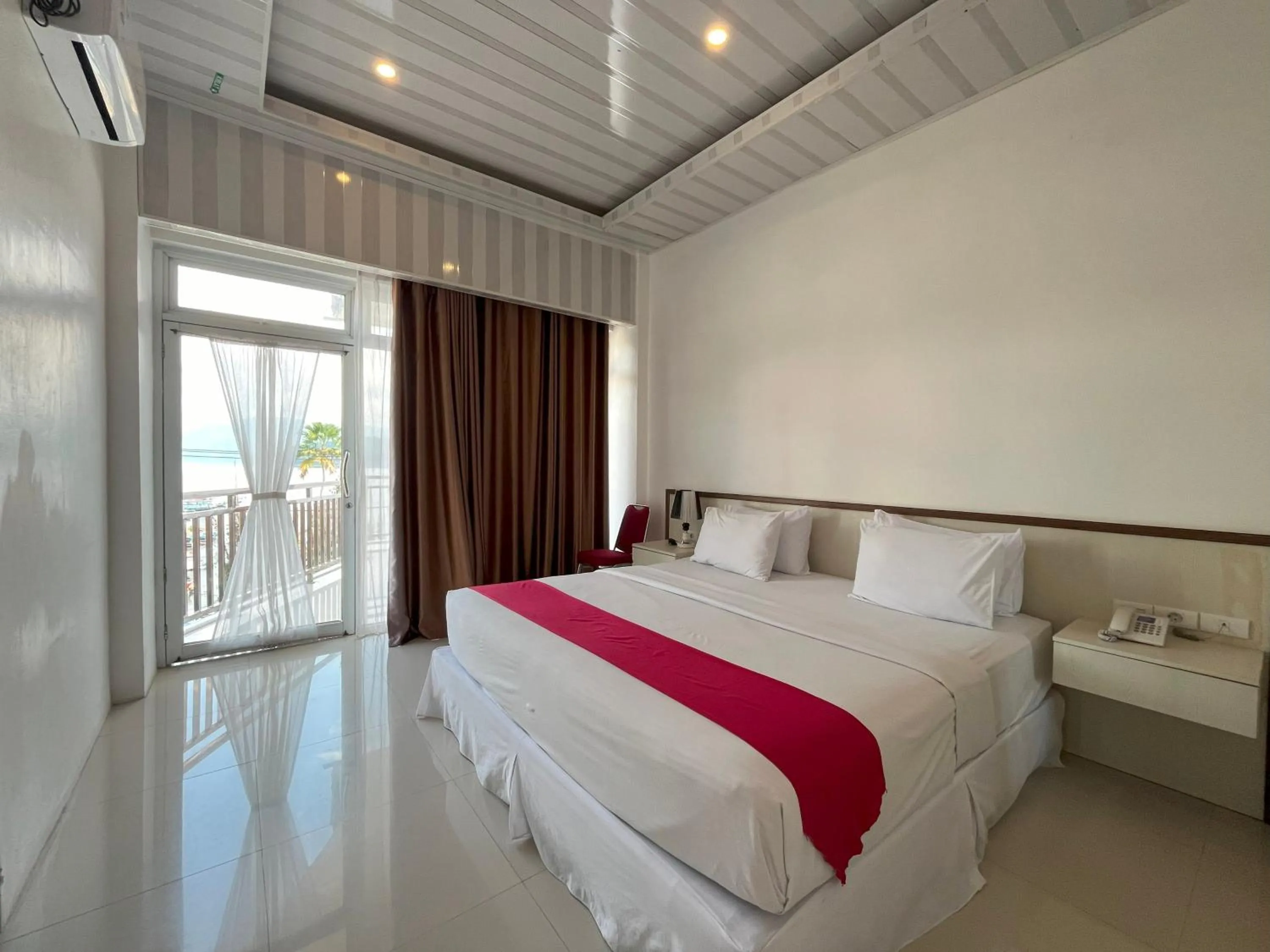 Bedroom, Bed in Grand Tamaro Hotel