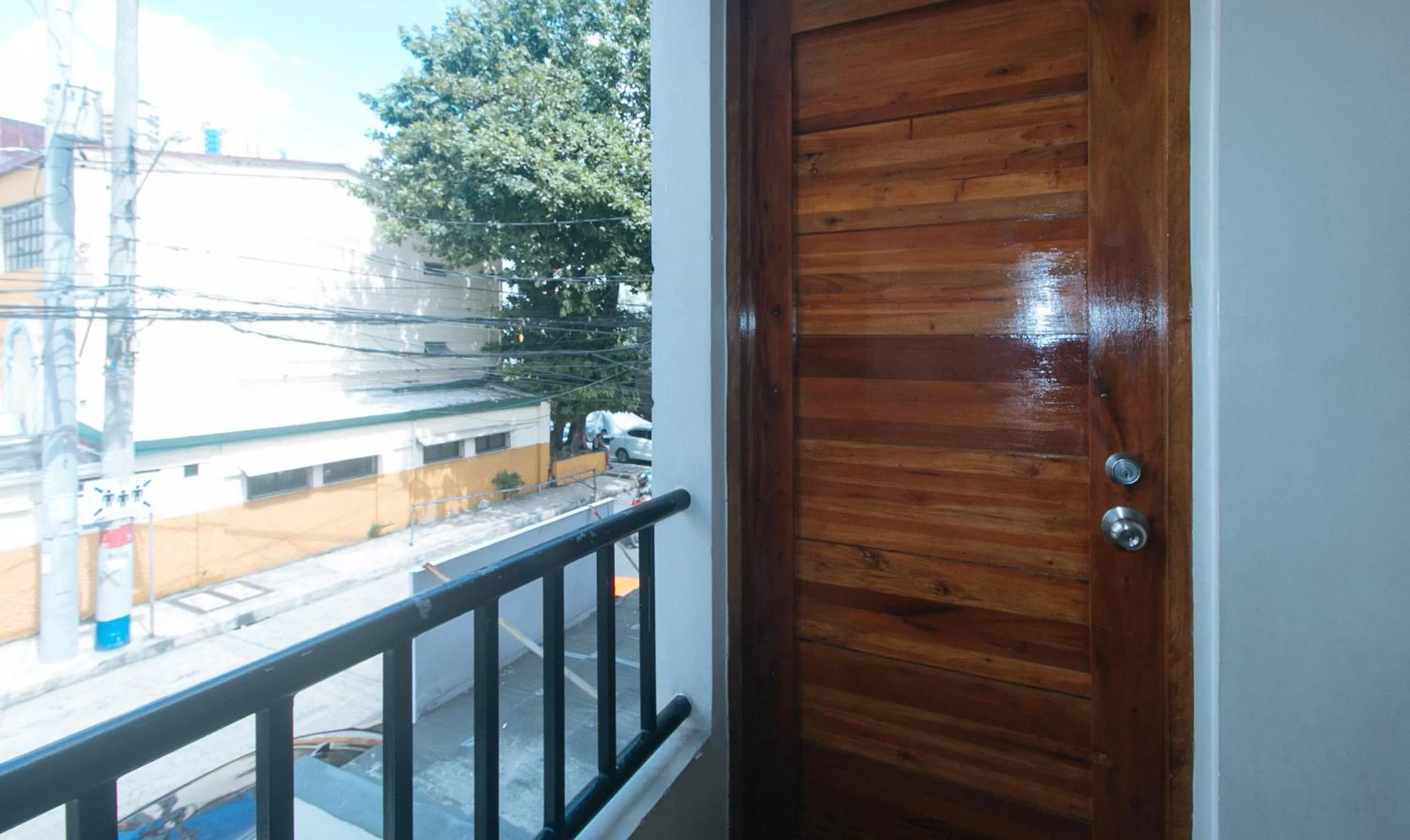 Balcony/Terrace in RedDoorz at Delorian Residences