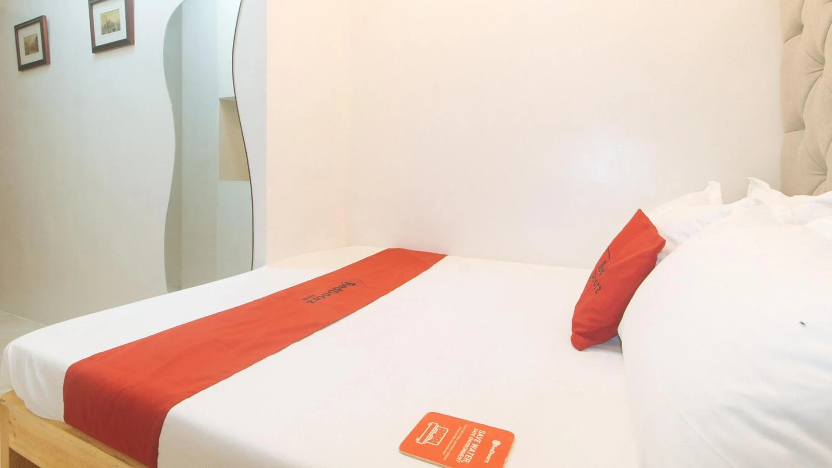 Bed in RedDoorz at Delorian Residences