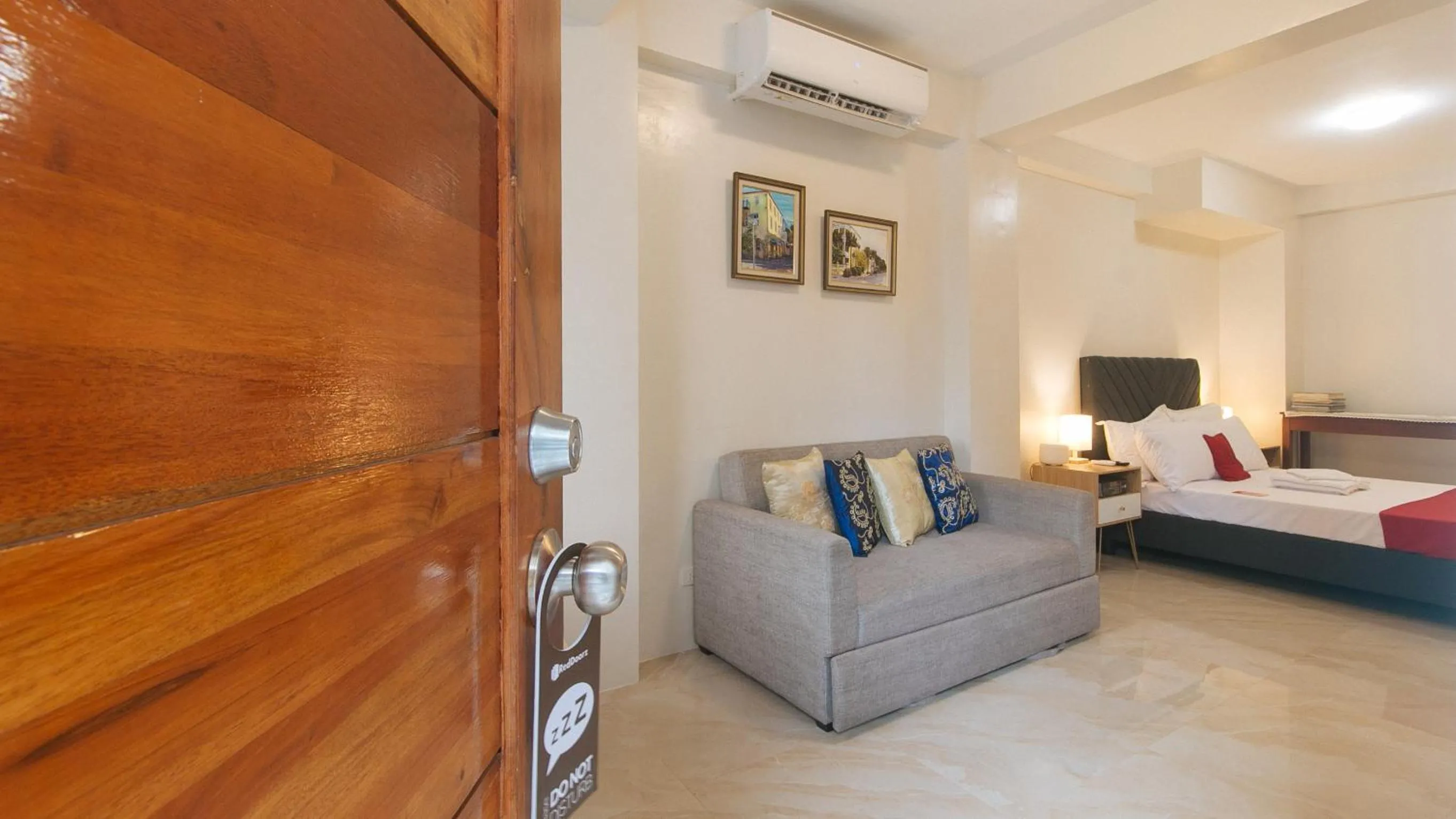 Seating area, Bed in RedDoorz at Delorian Residences