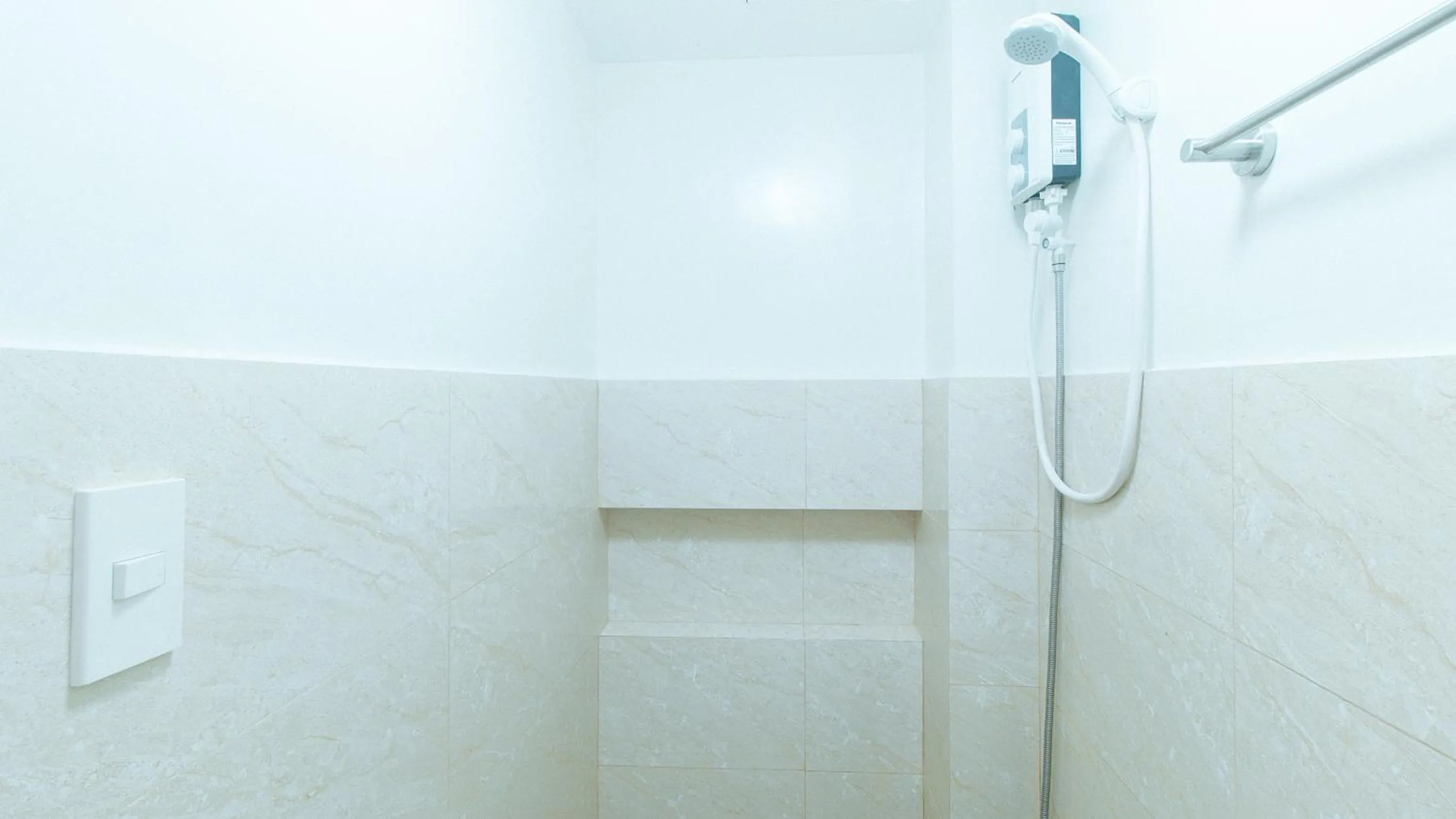 Shower in RedDoorz at Delorian Residences