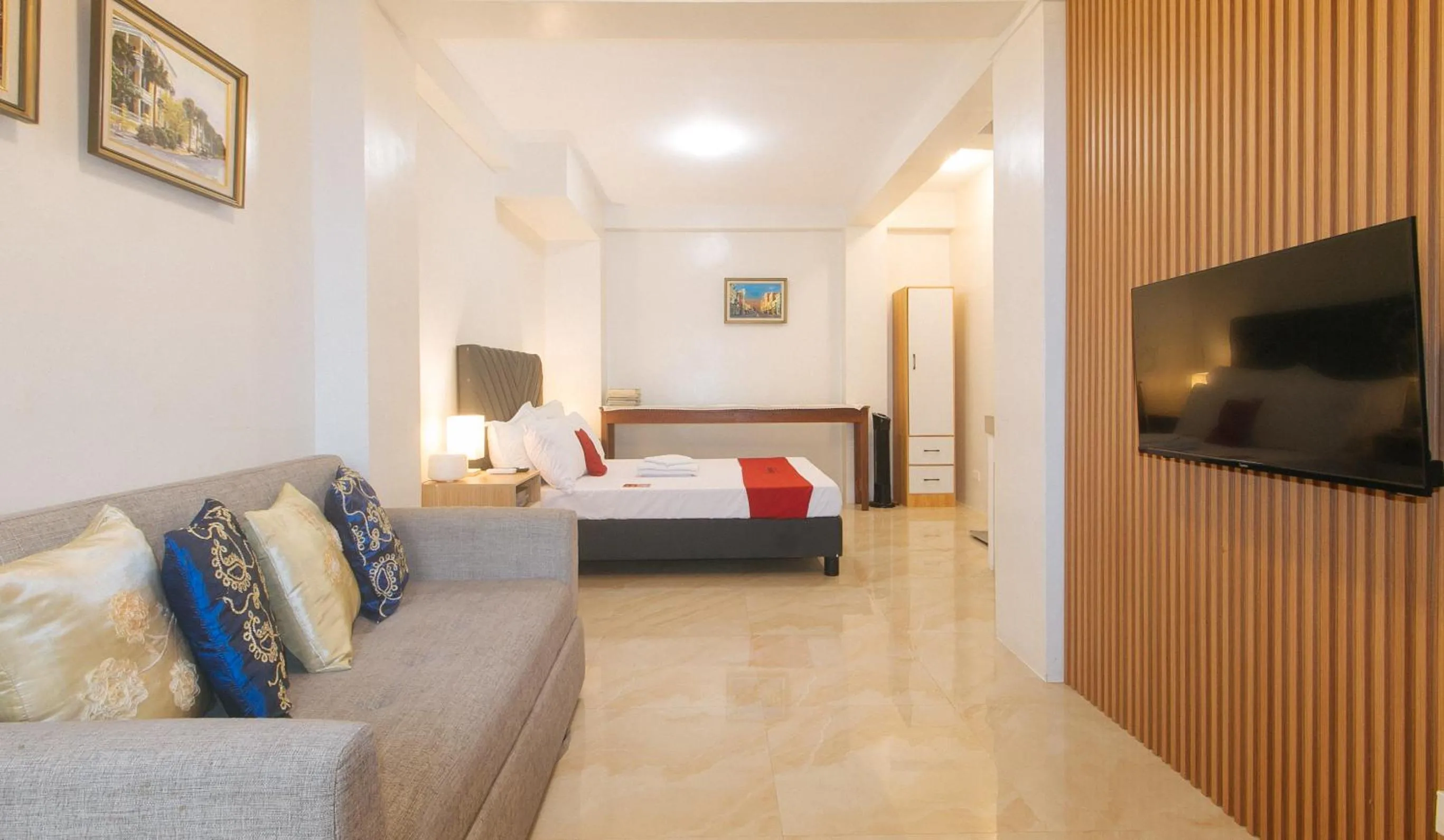 TV and multimedia, Bed in RedDoorz at Delorian Residences