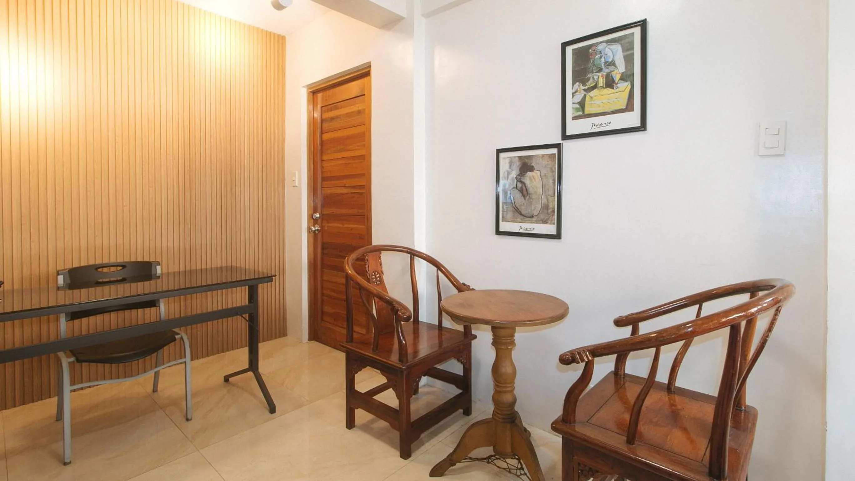 Lobby or reception in RedDoorz at Delorian Residences