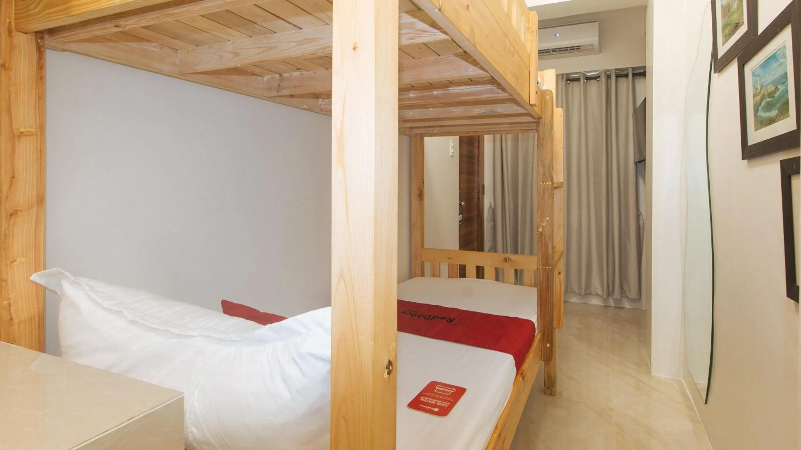 Photo of the whole room, Bed in RedDoorz at Delorian Residences