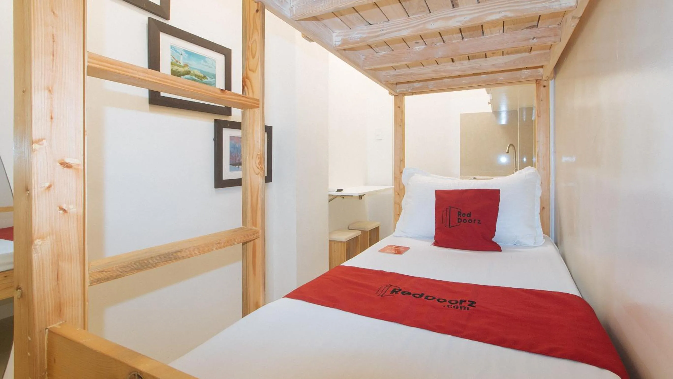 Bedroom, Bed in RedDoorz at Delorian Residences