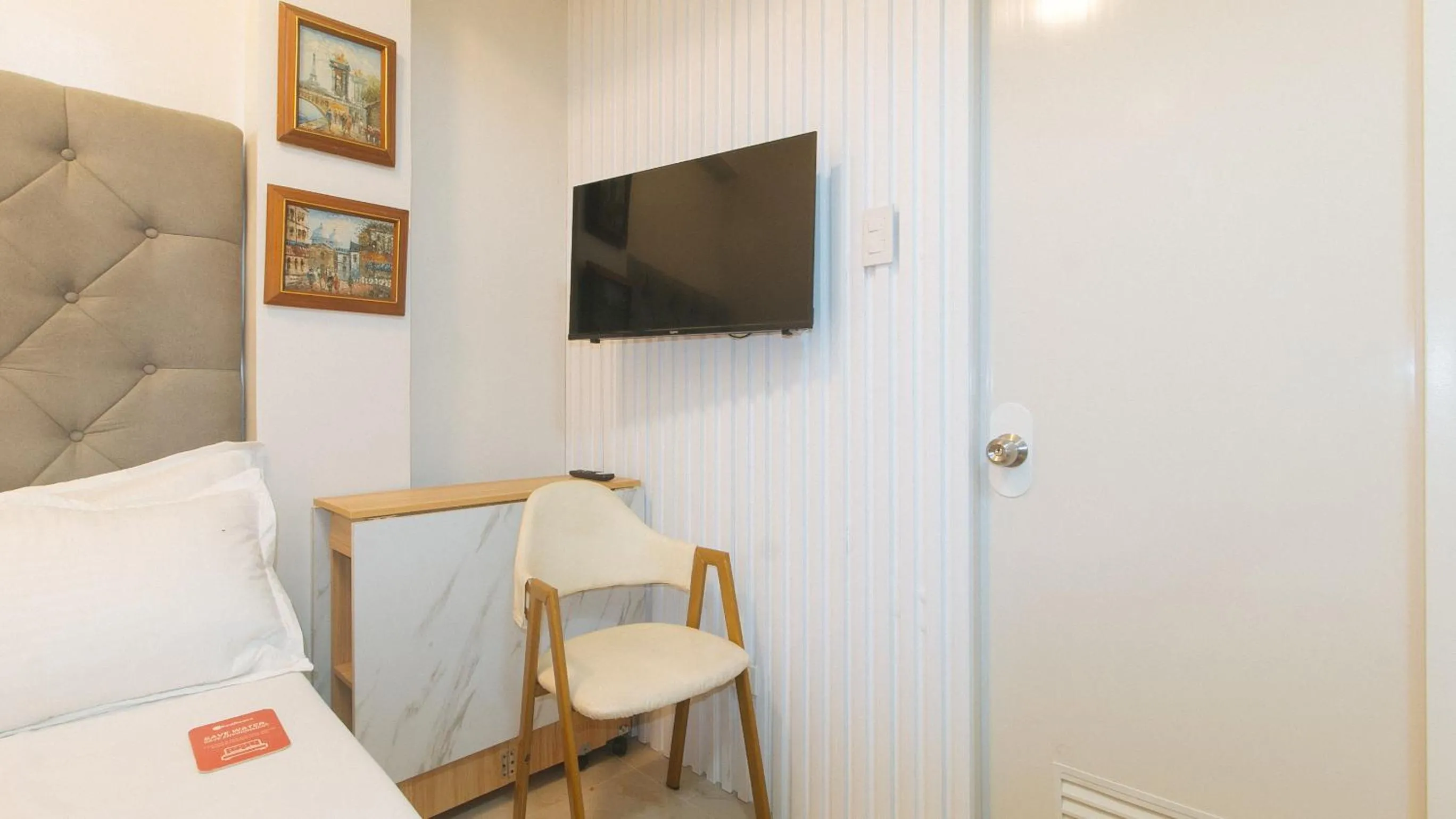 TV and multimedia, Bed in RedDoorz at Delorian Residences
