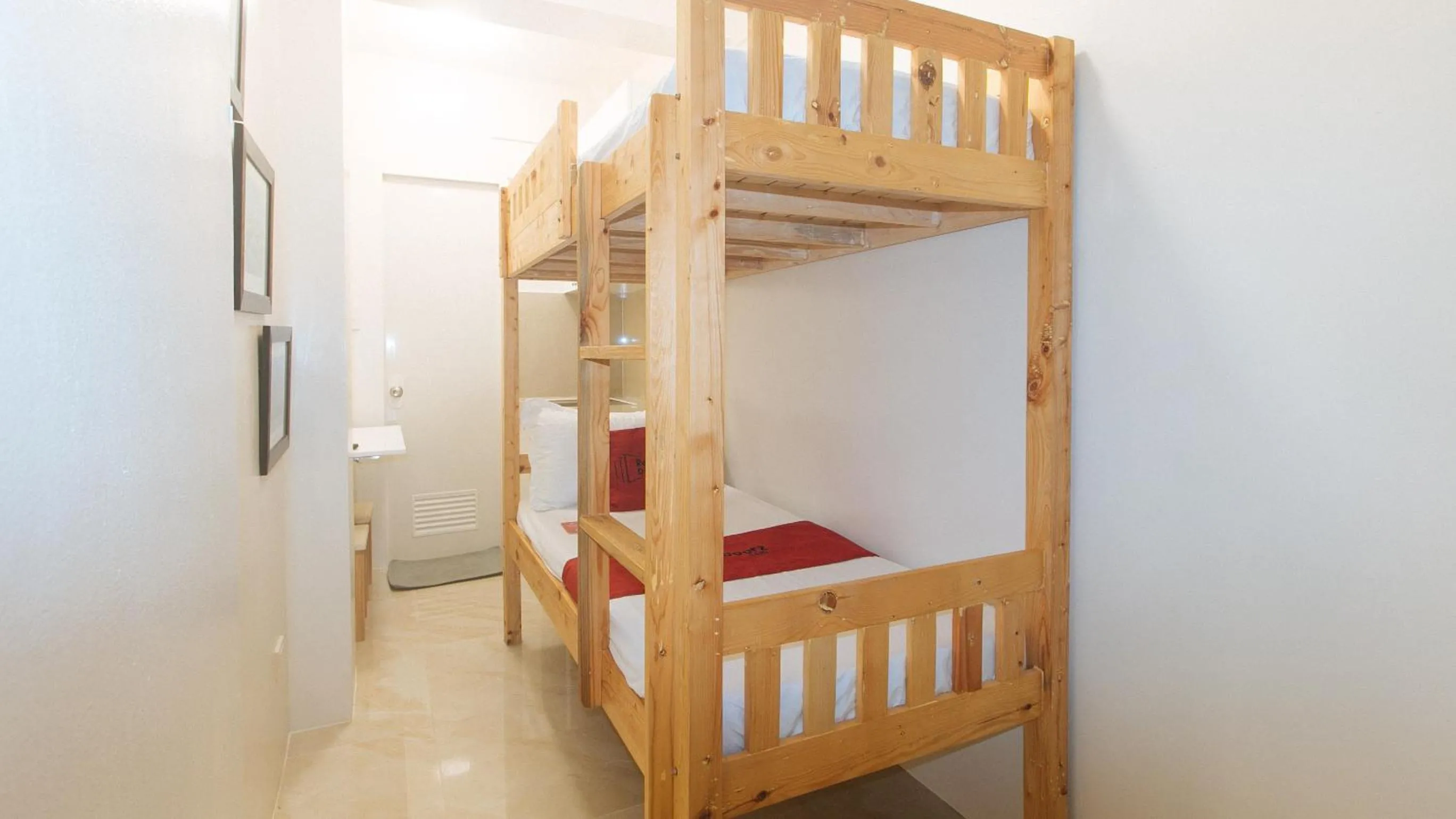 Photo of the whole room, Bed in RedDoorz at Delorian Residences