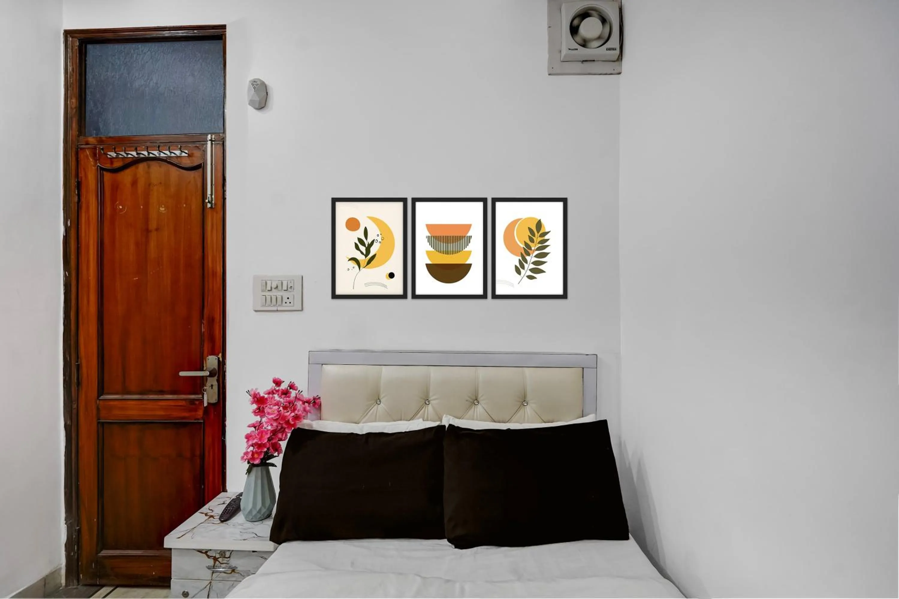 Bedroom in Super Hotel O Iskcon Temple Rohini Formerly Golden Key