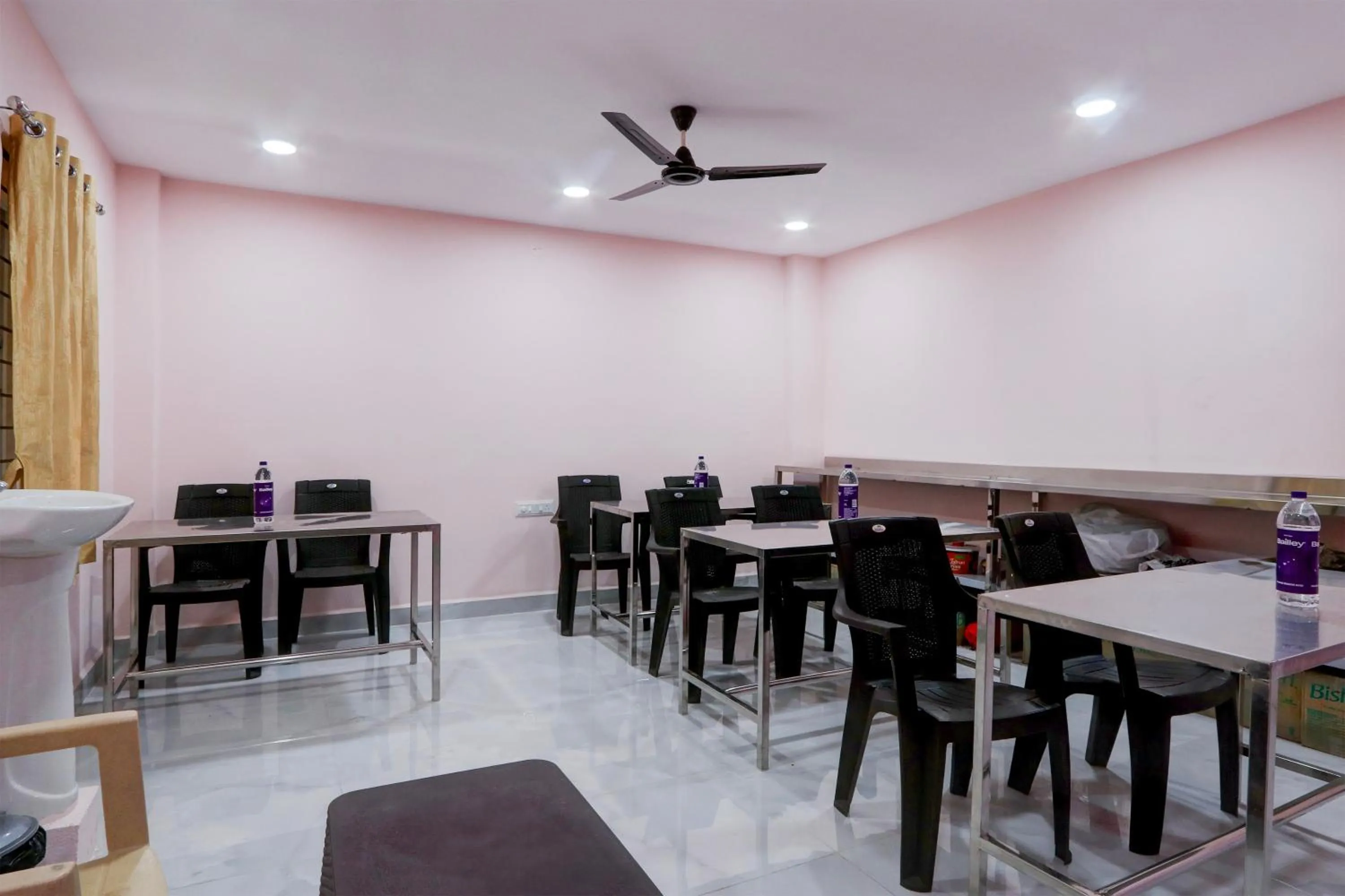 Restaurant/places to eat in Super Hotel O Ss ome inn ultra luxury rooms