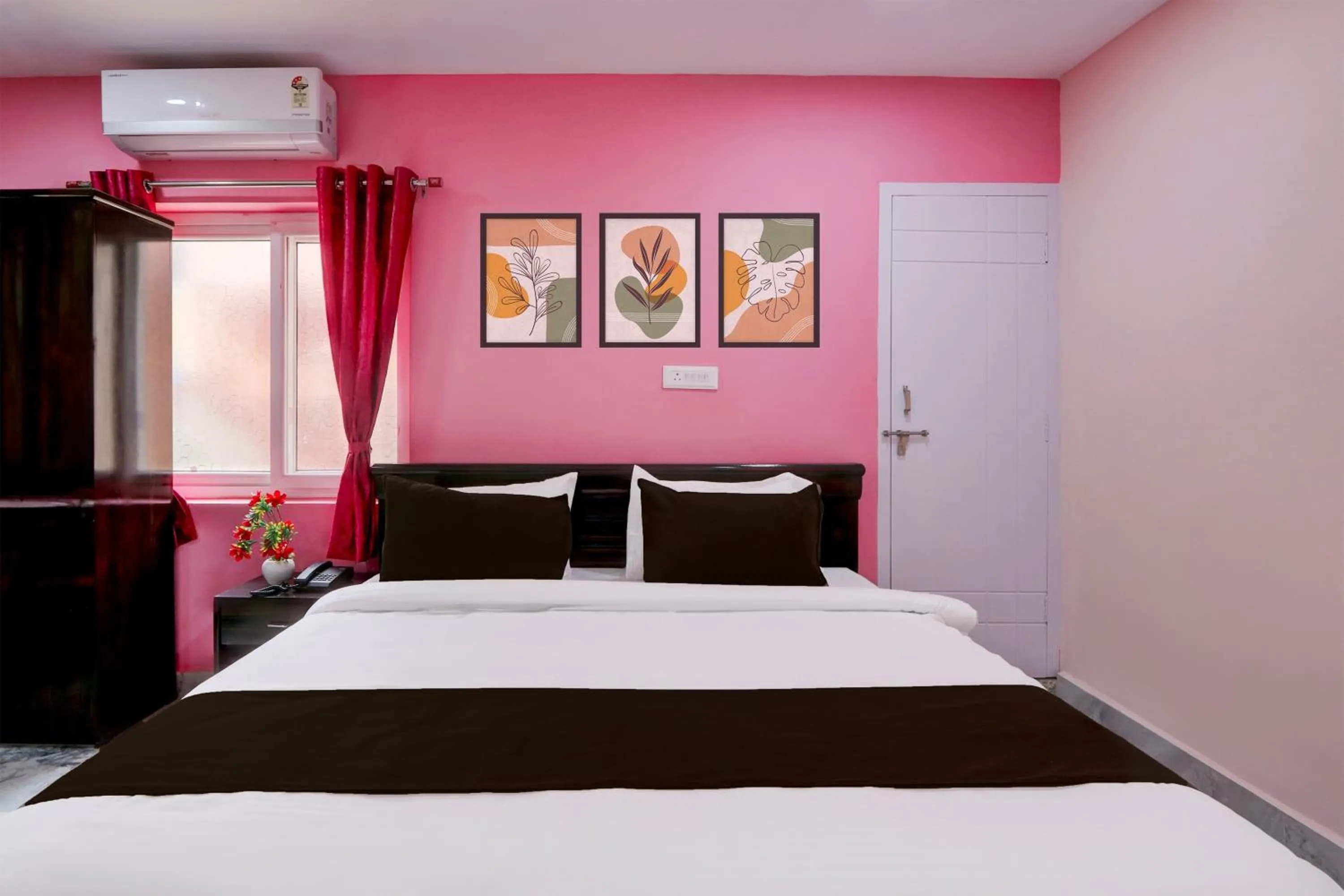 Bedroom, Bed in Hotel O Ss ome inn ultra luxury rooms