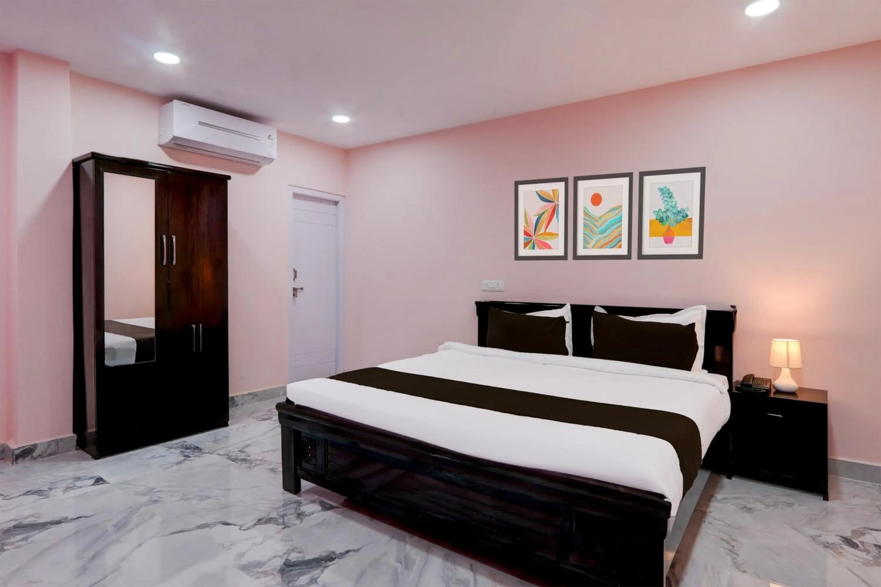 Bedroom, Bed in Hotel O Ss ome inn ultra luxury rooms