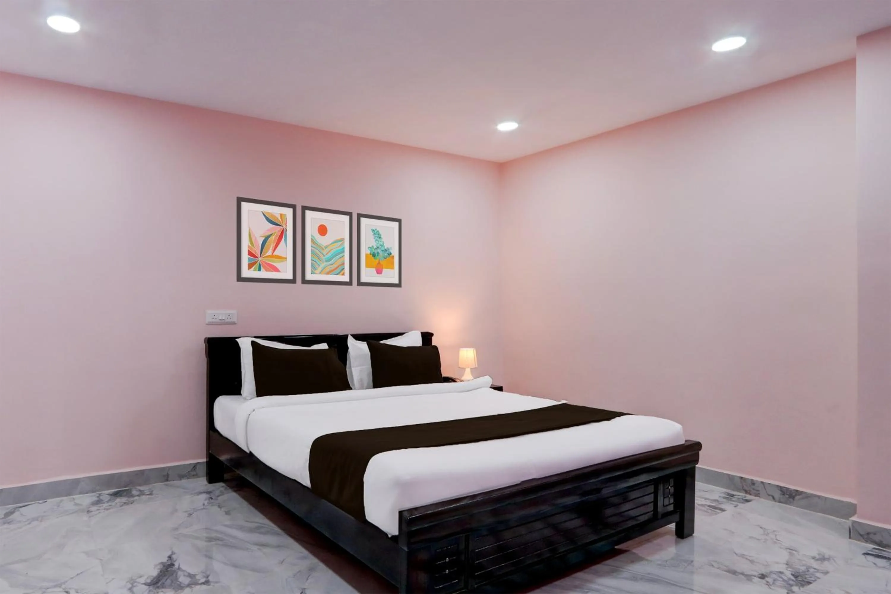 Bedroom, Bed in Hotel O Ss ome inn ultra luxury rooms