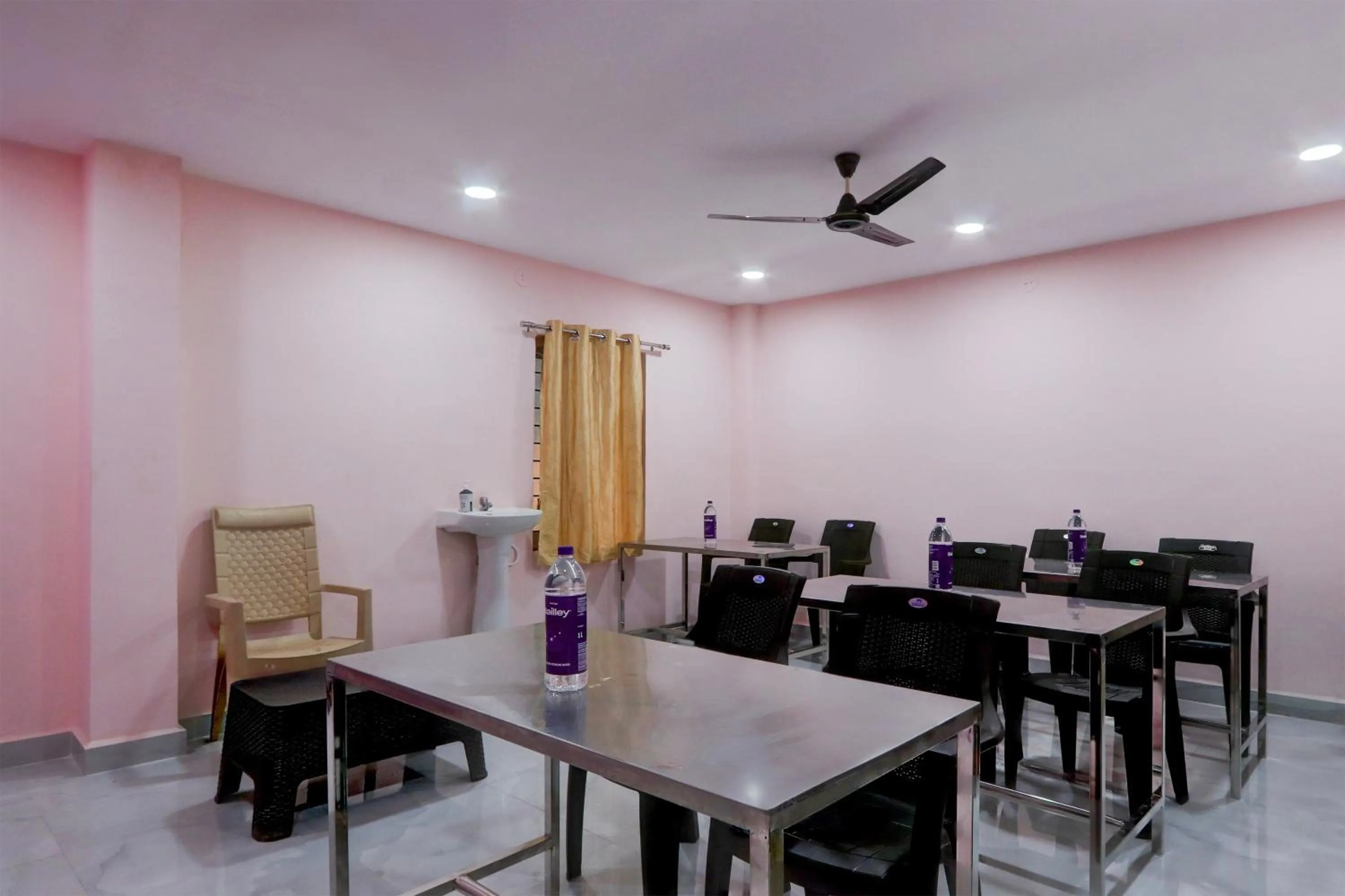 Restaurant/places to eat in Hotel O Ss ome inn ultra luxury rooms