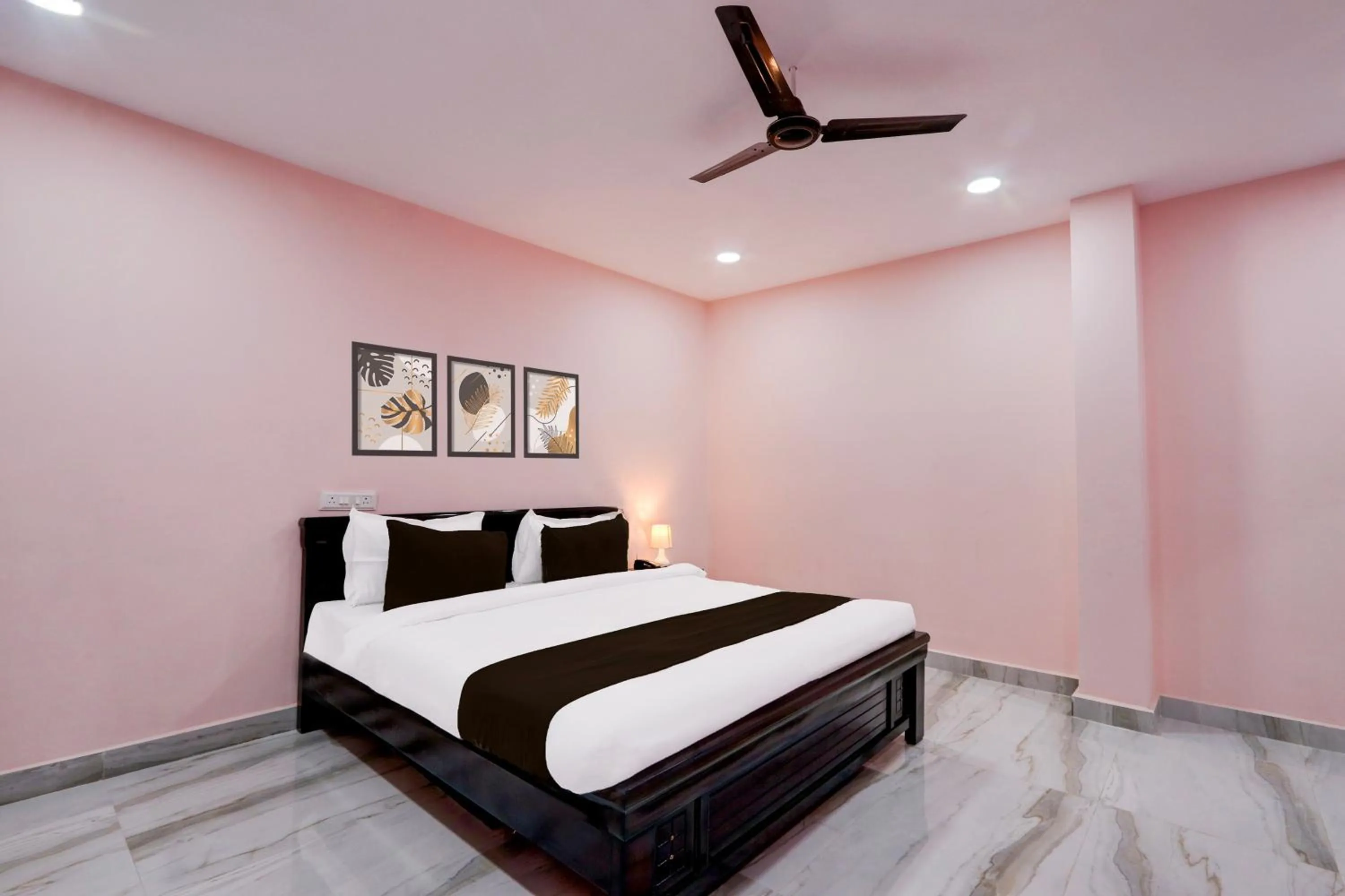 Bedroom, Bed in Hotel O Ss ome inn ultra luxury rooms