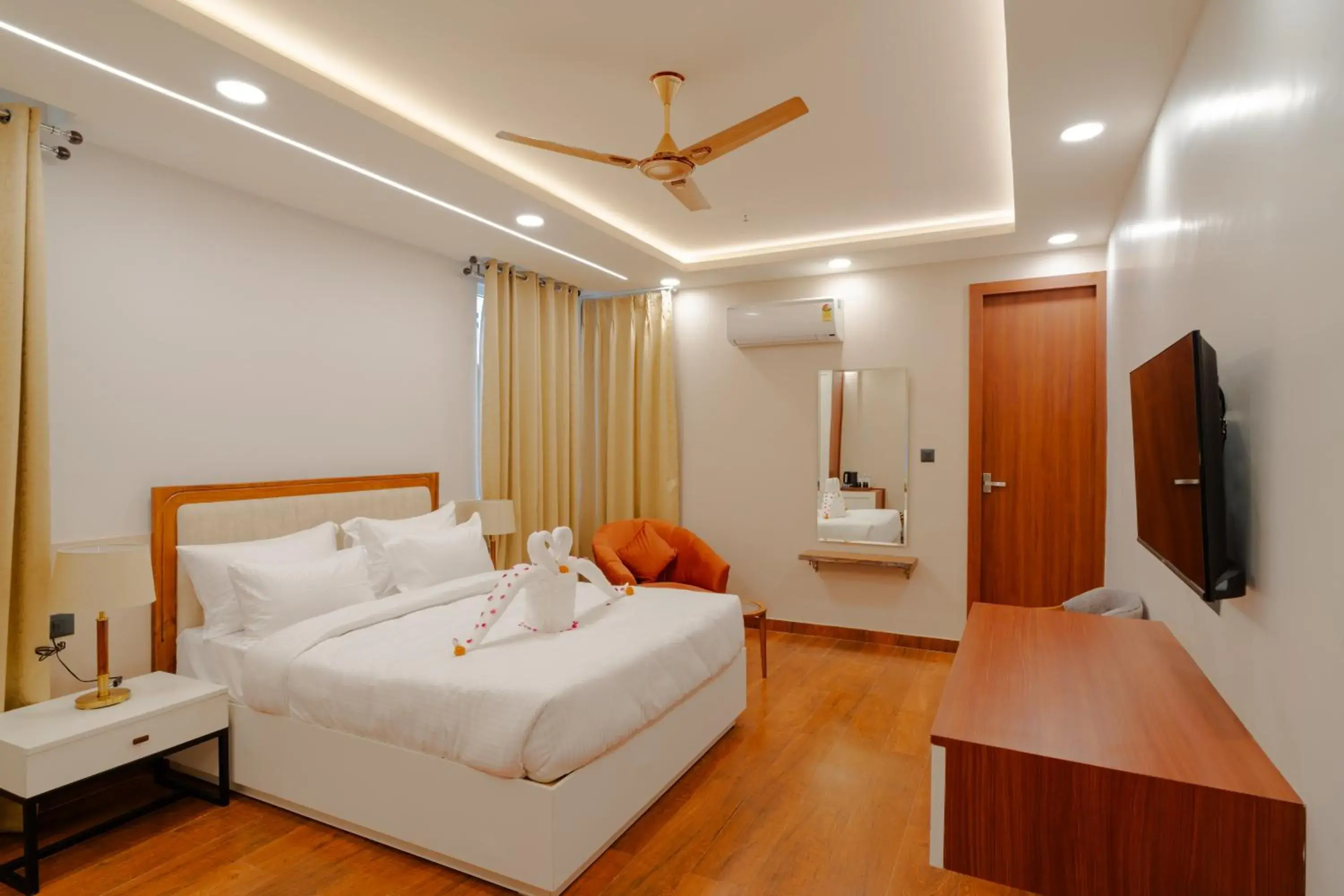 Deluxe Double Room with Balcony in Alokah Kashi Deluxe Double Room with Balcony in Alokah Kashi