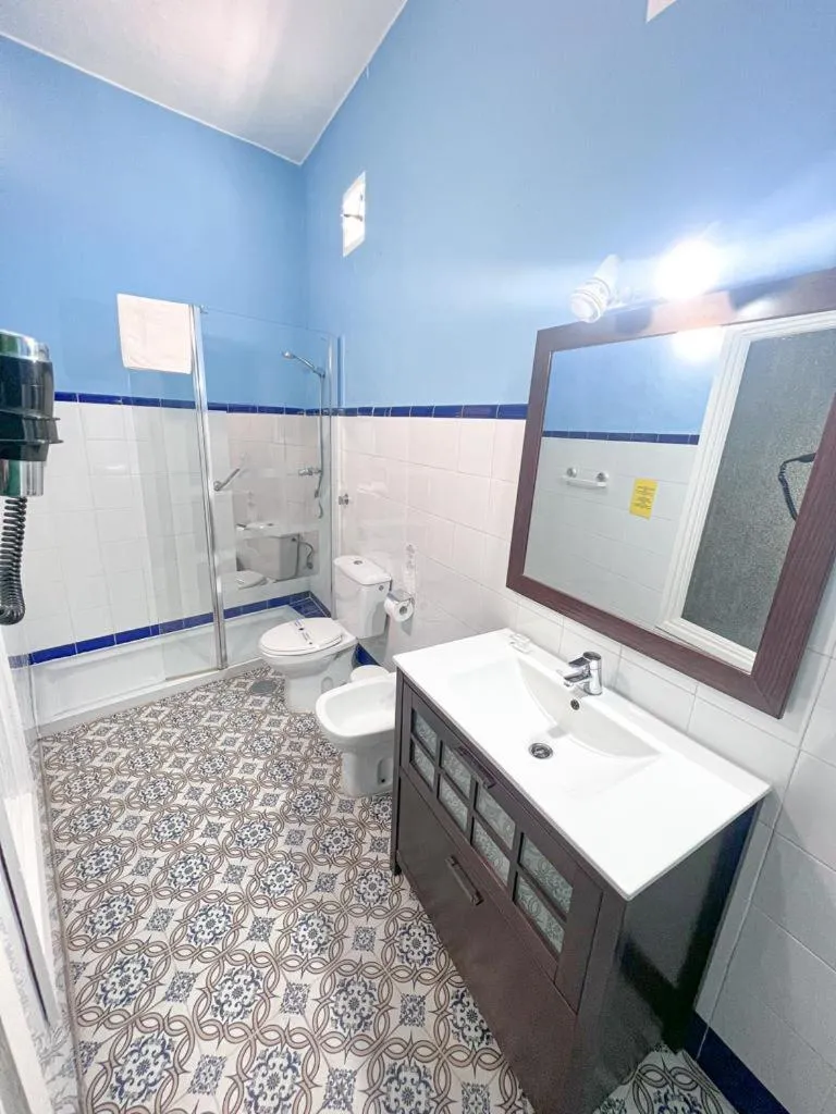 Shower in Hostal El Faro