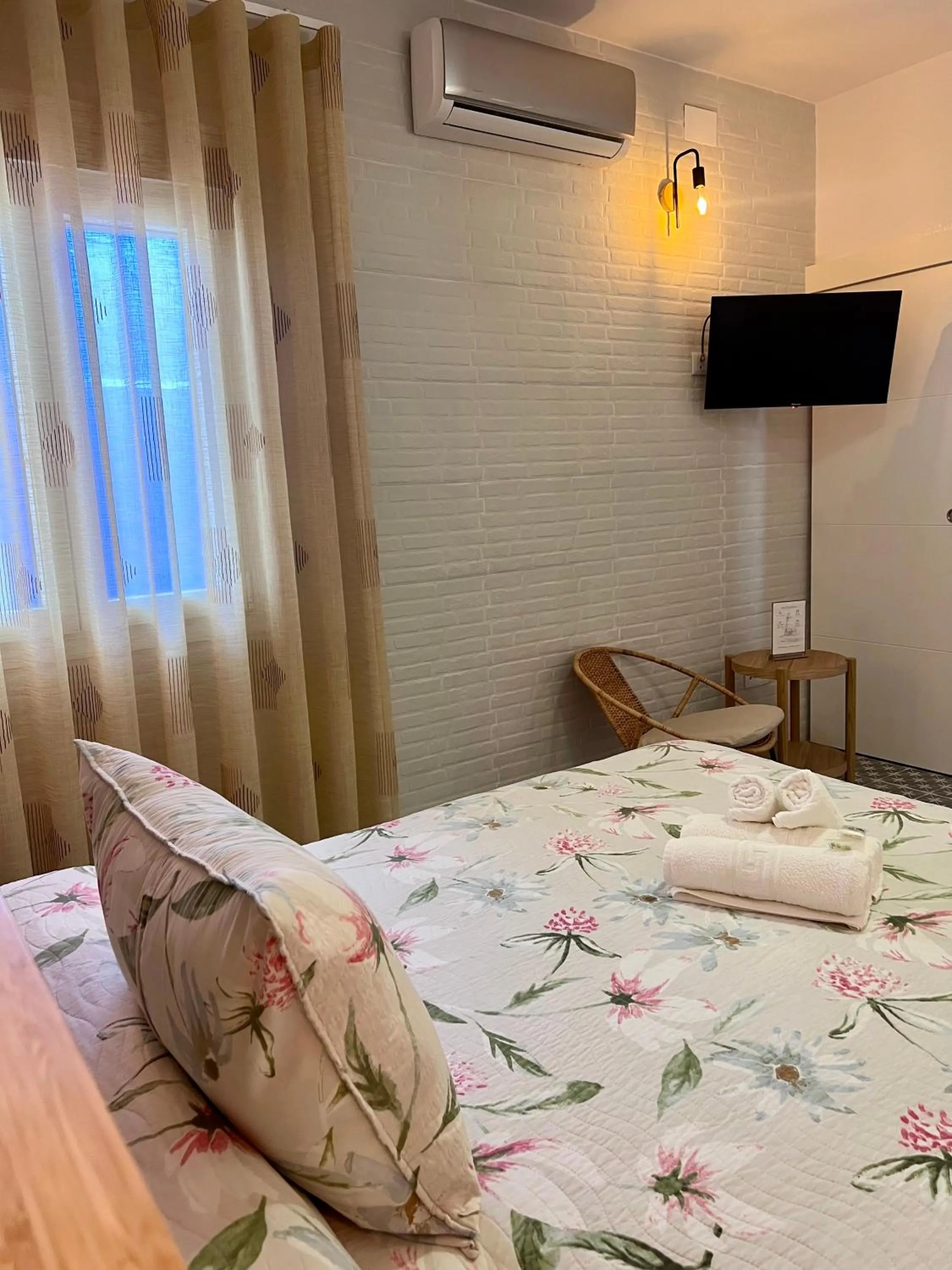 Communal lounge/ TV room, Bed in Hostal El Faro