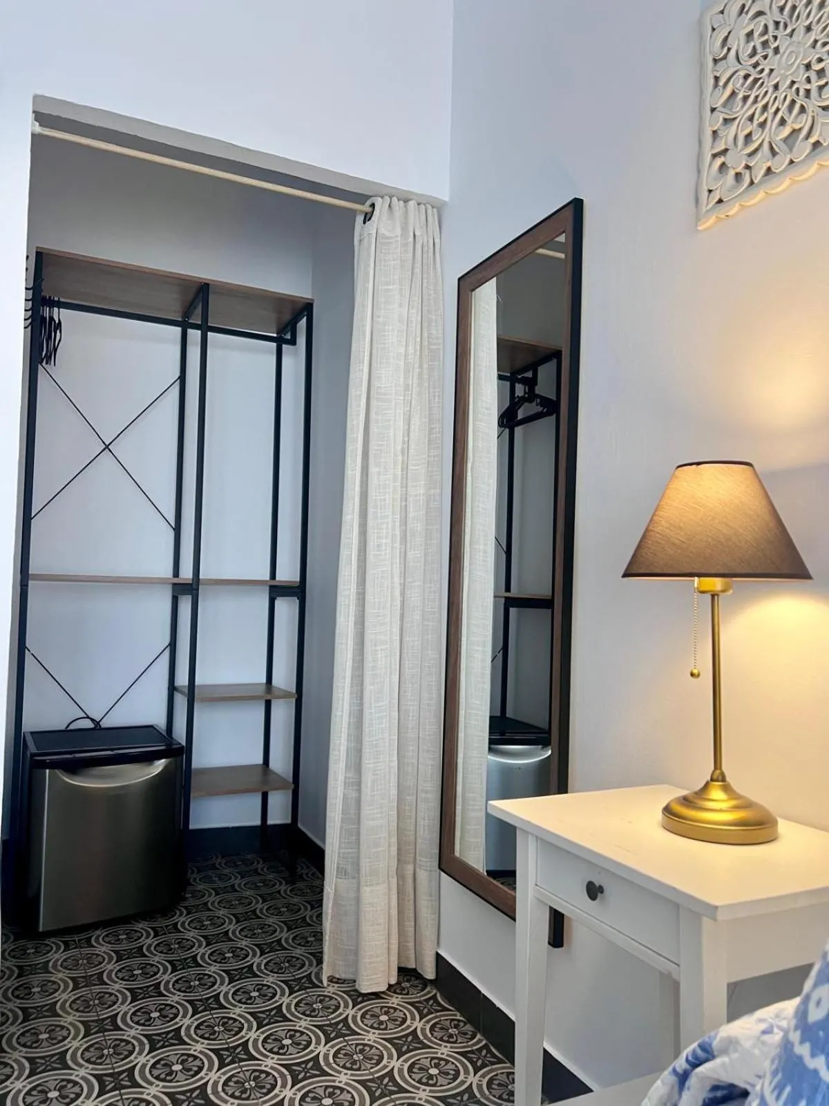 wardrobe, Bed in Hostal El Faro