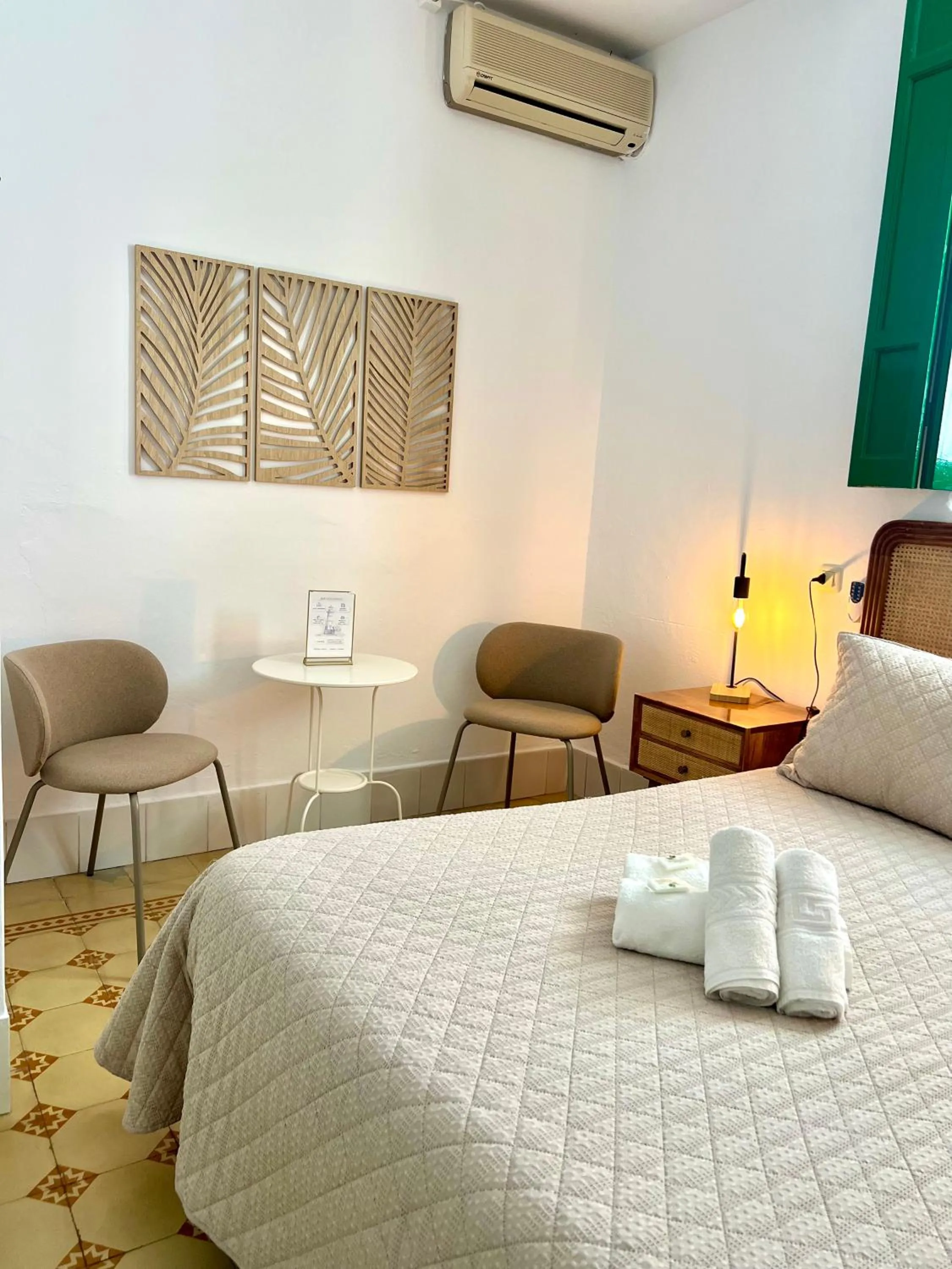 Seating area, Bed in Hostal El Faro