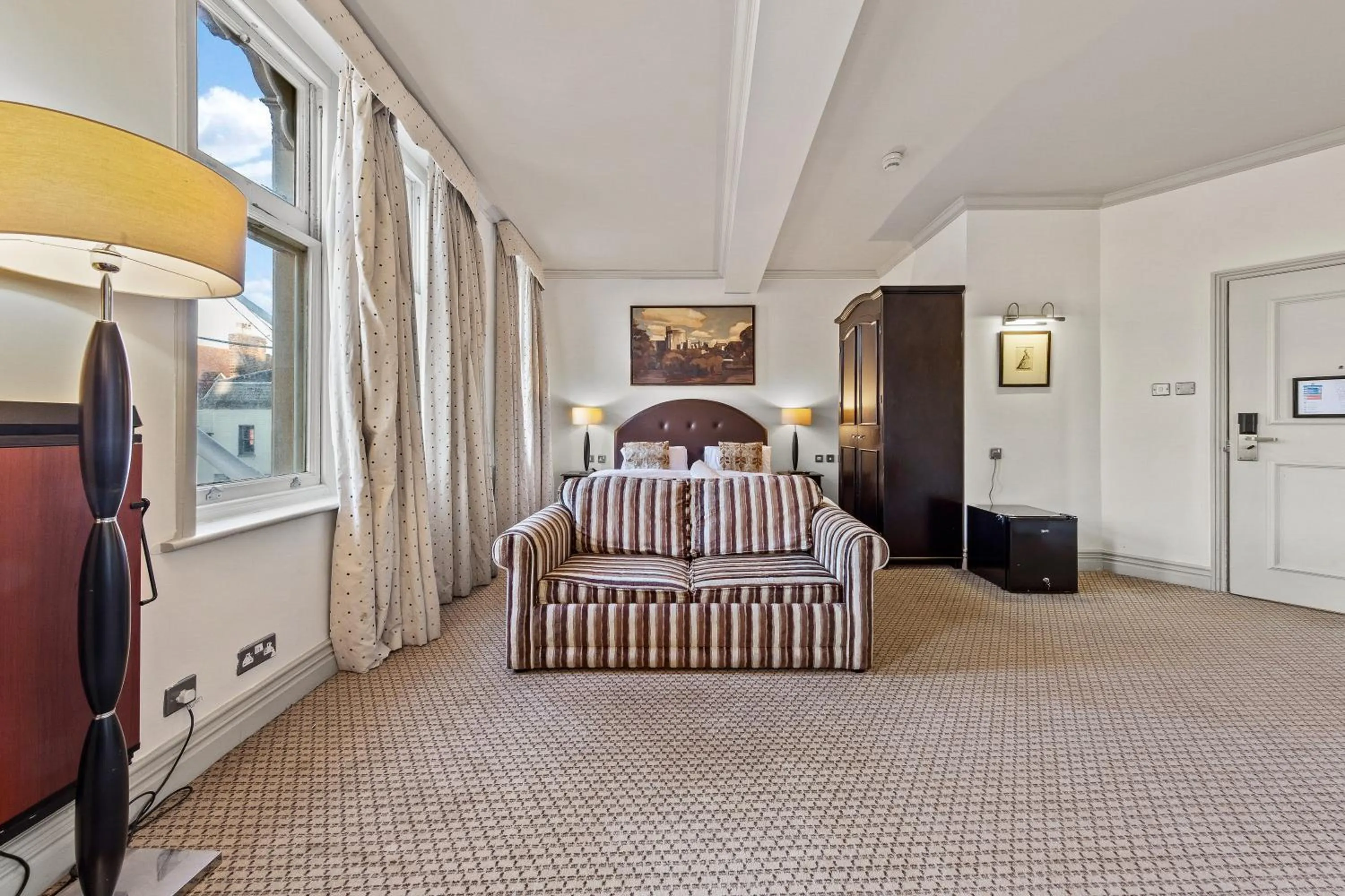 Seating area, Bed in Harte & Garter