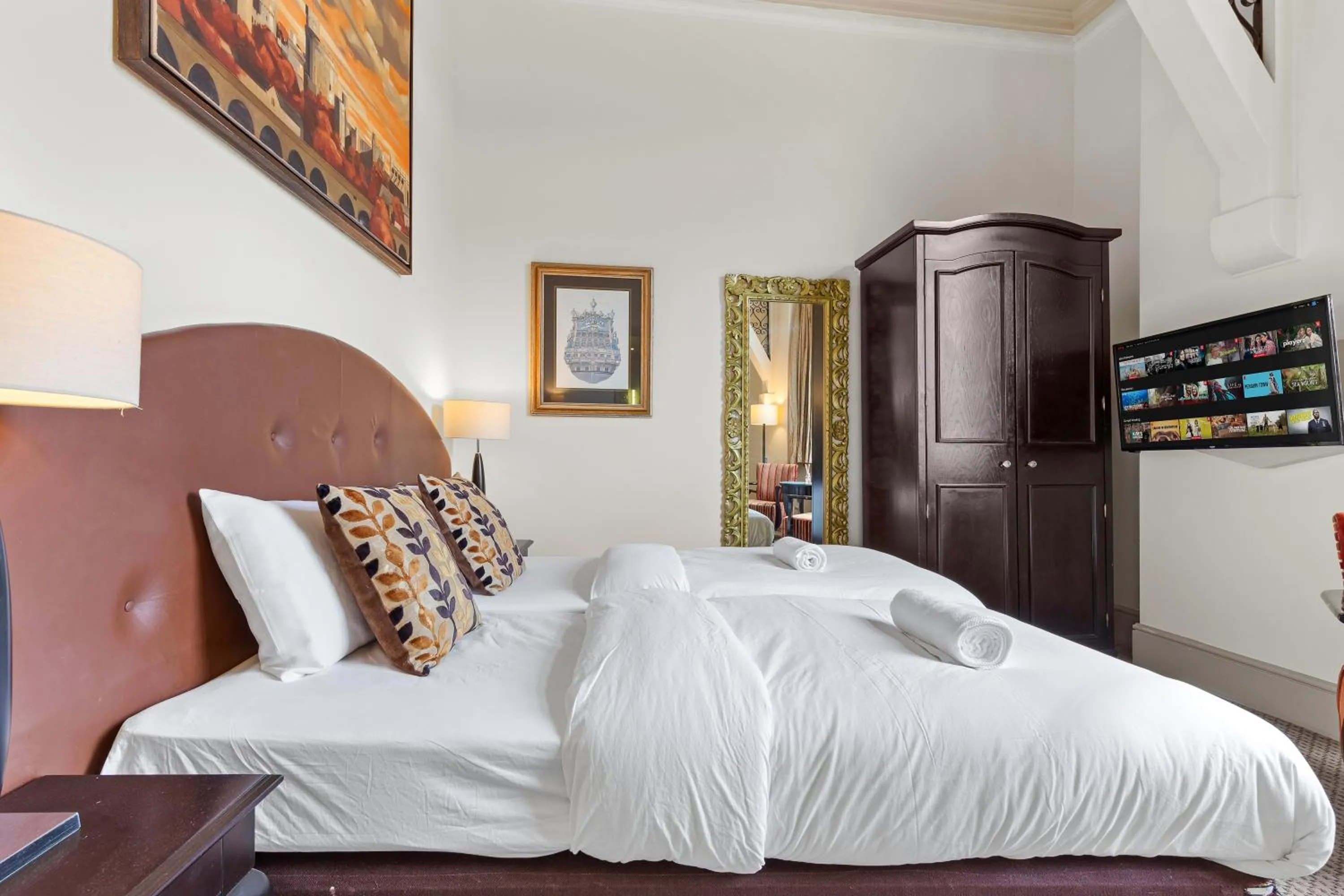 Bed in Harte & Garter