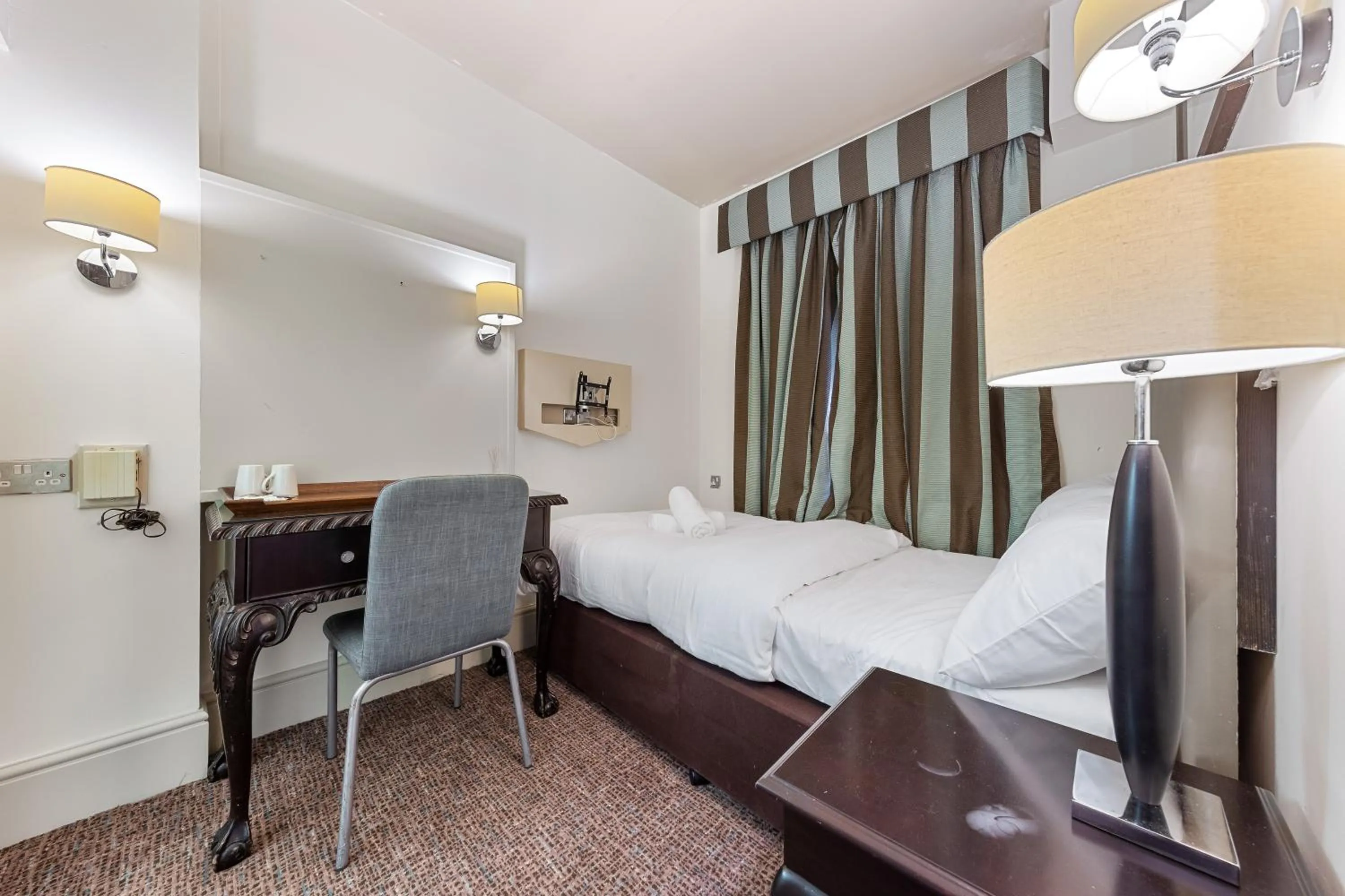 Bed in Harte & Garter