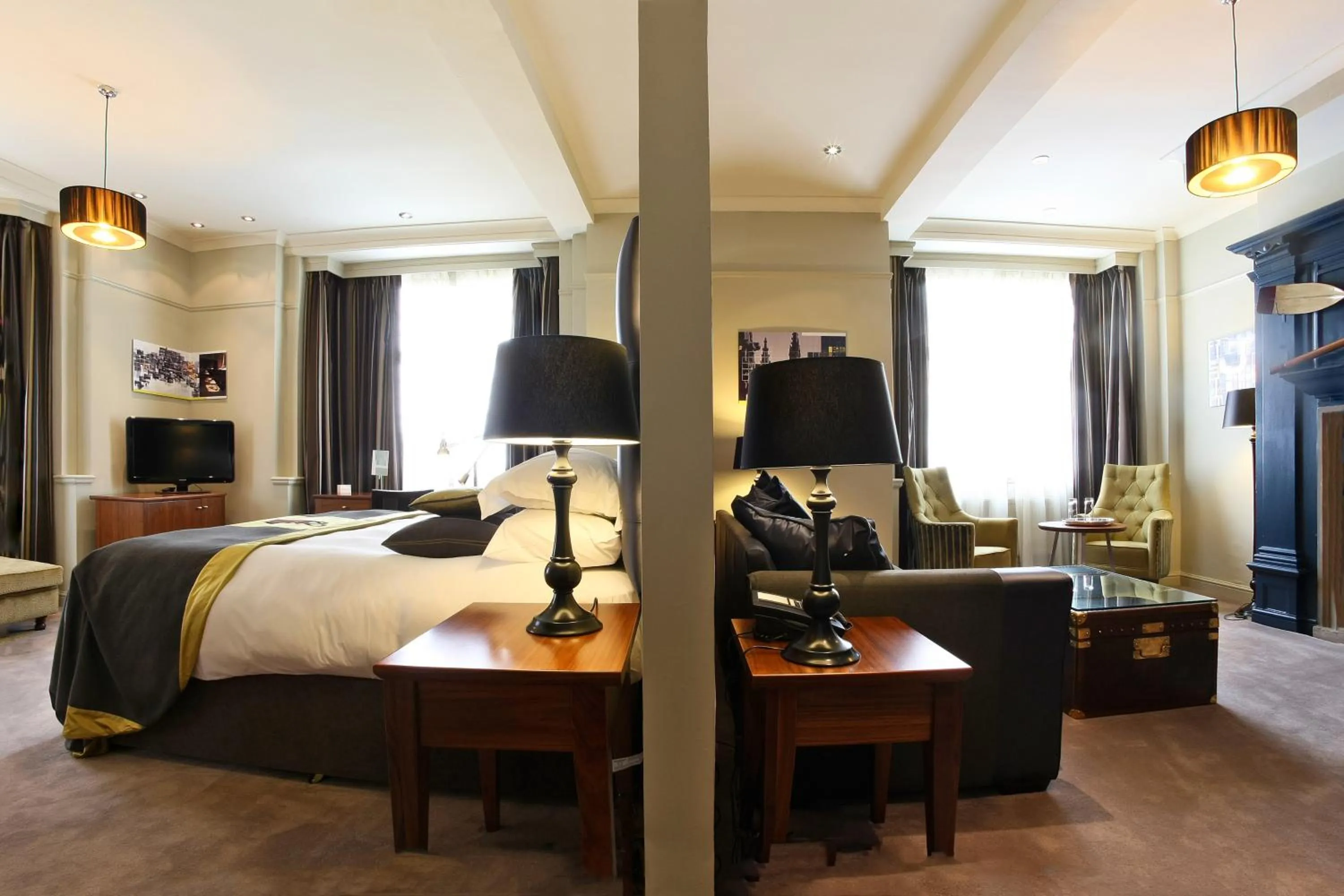 Photo of the whole room, Bed in Mercure Oxford Eastgate Hotel