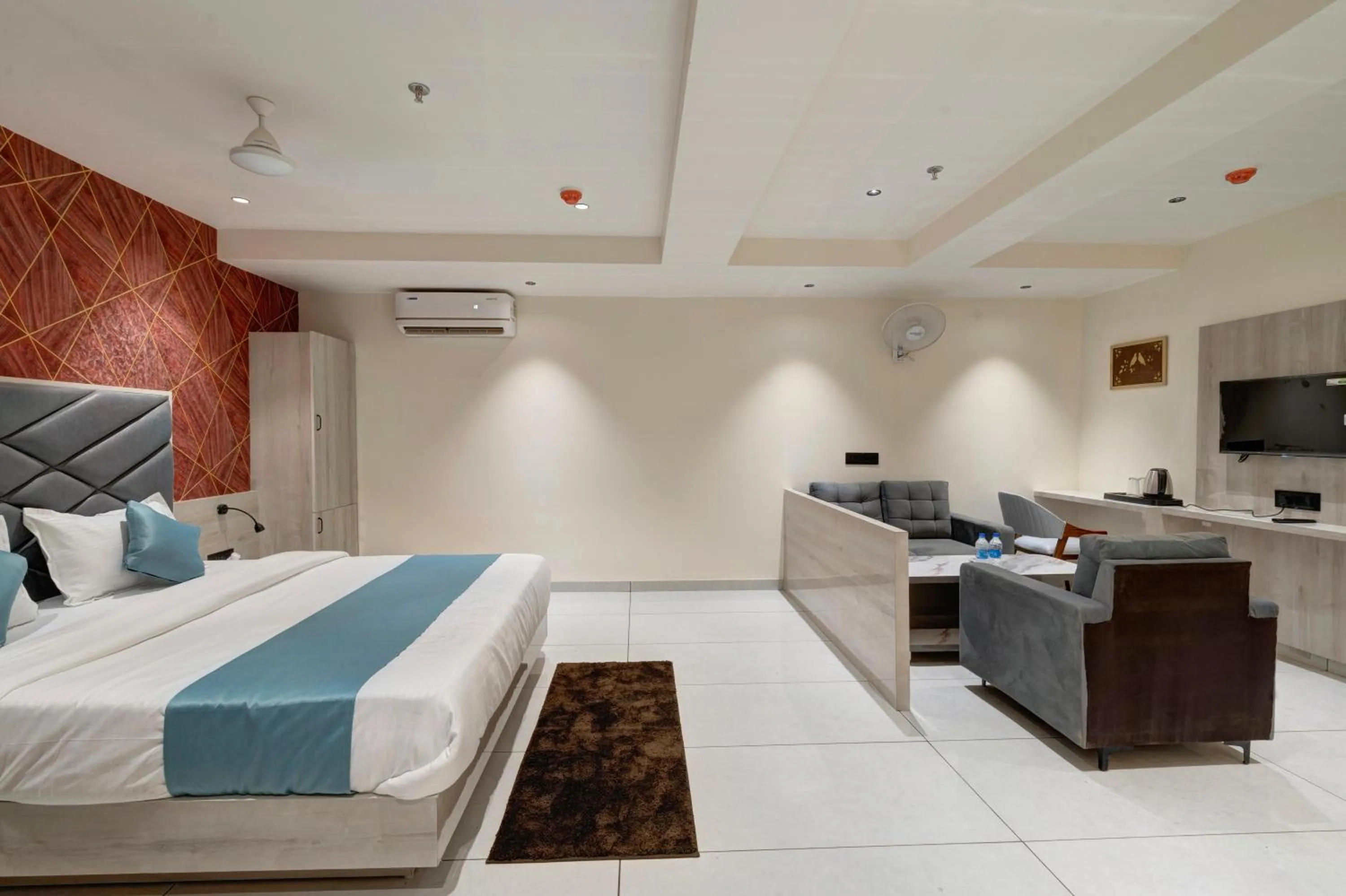 Bed in Hotel Shrimad Villa Gandhinagar