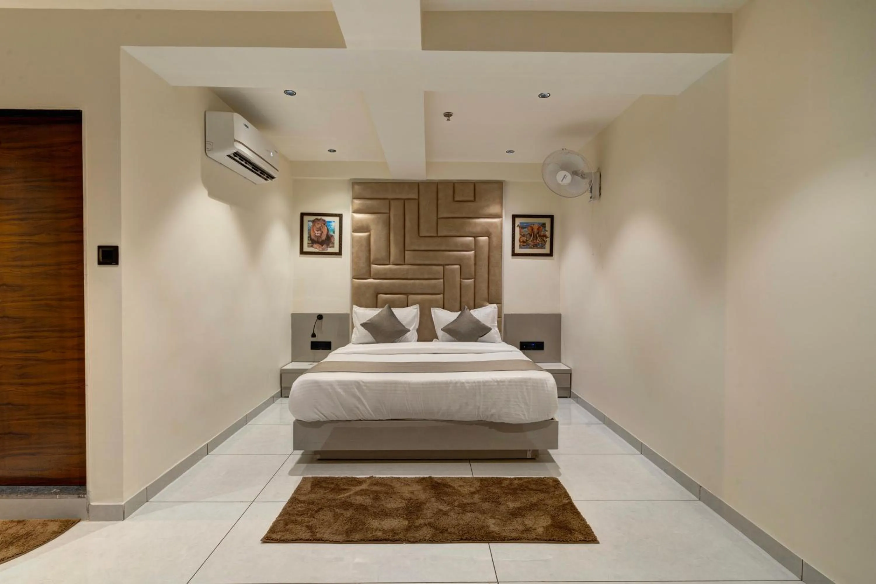 Bed in Hotel Shrimad Villa Gandhinagar
