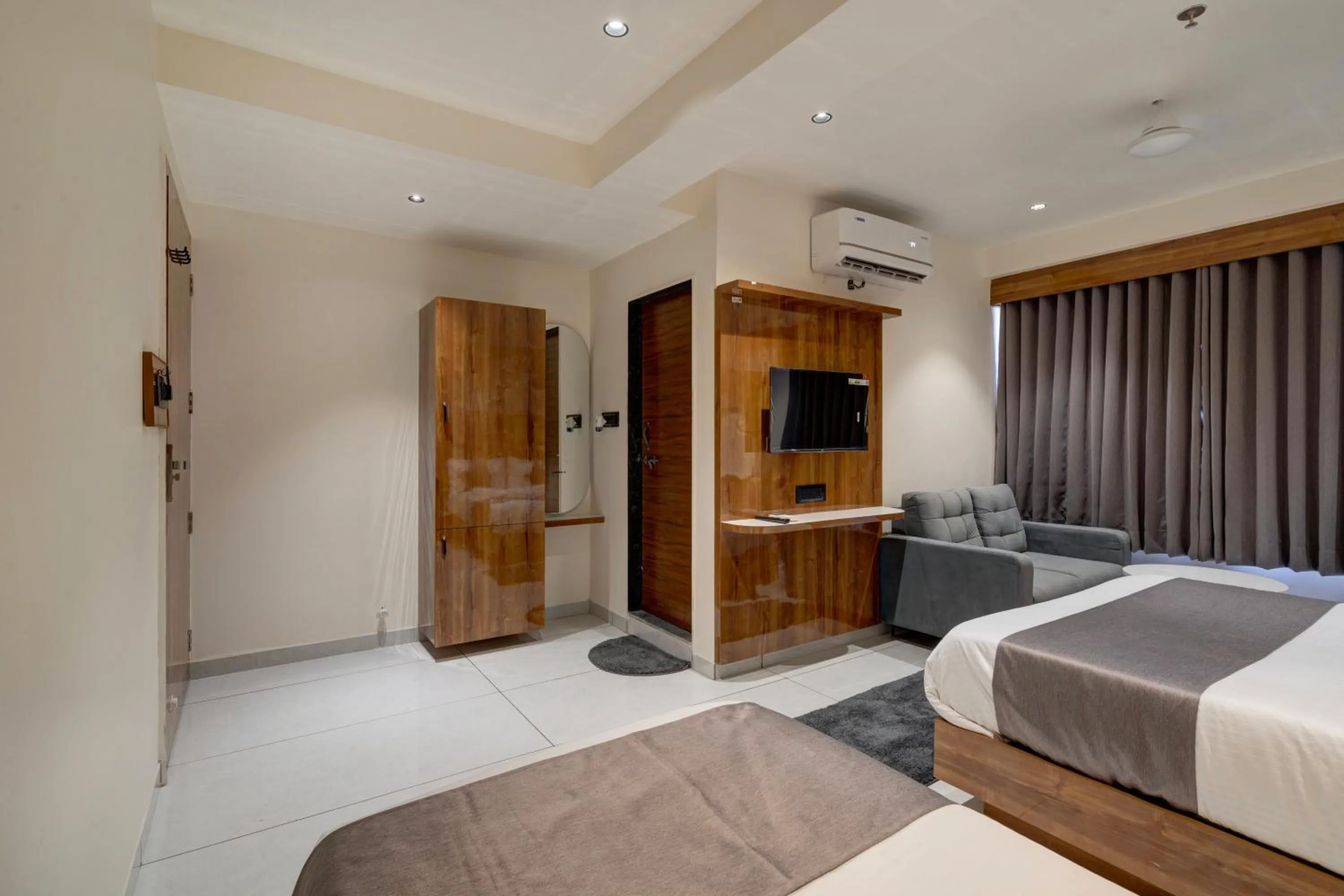 Bed in Hotel Shrimad Villa Gandhinagar