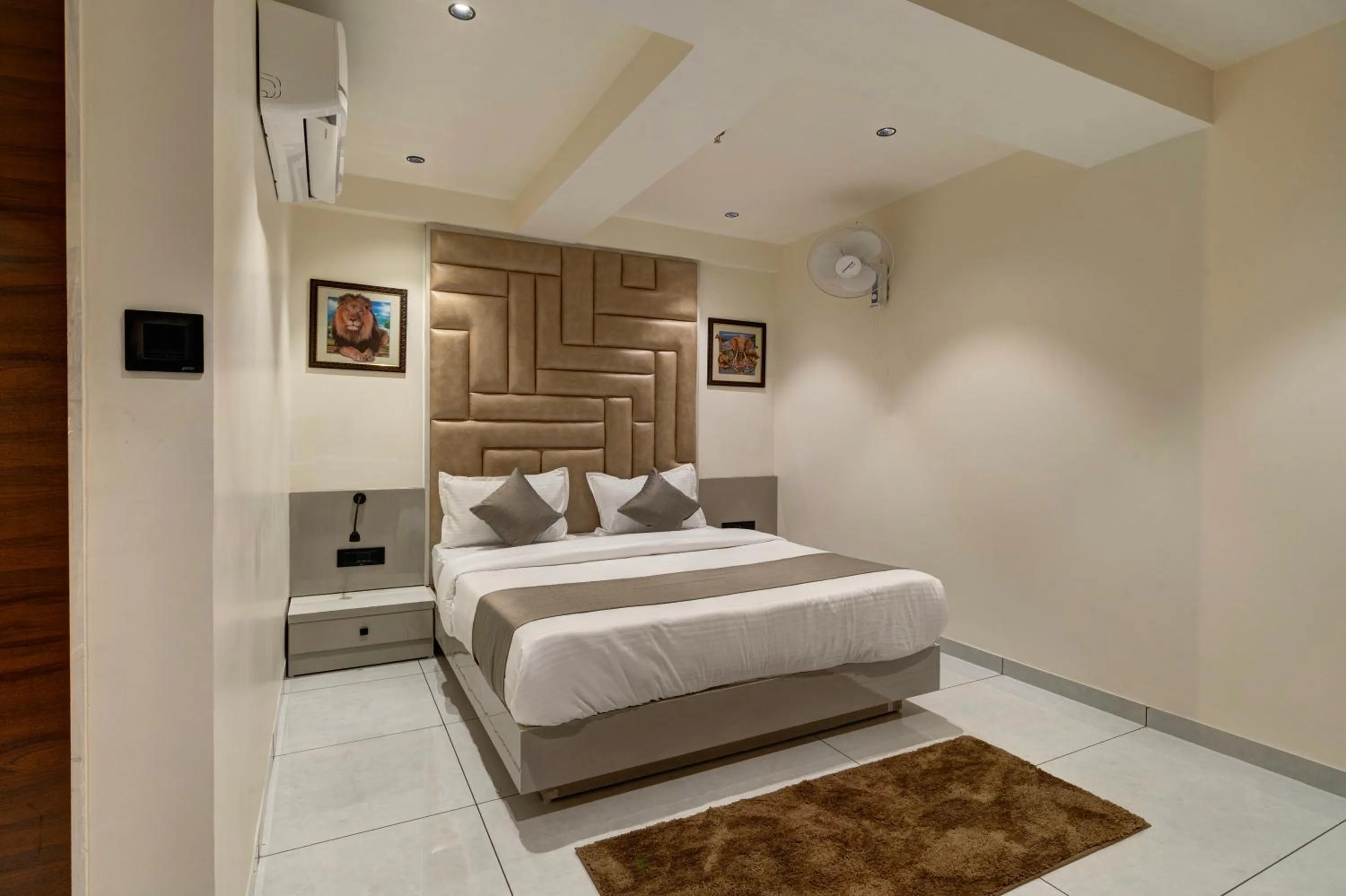 Bed in Hotel Shrimad Villa Gandhinagar