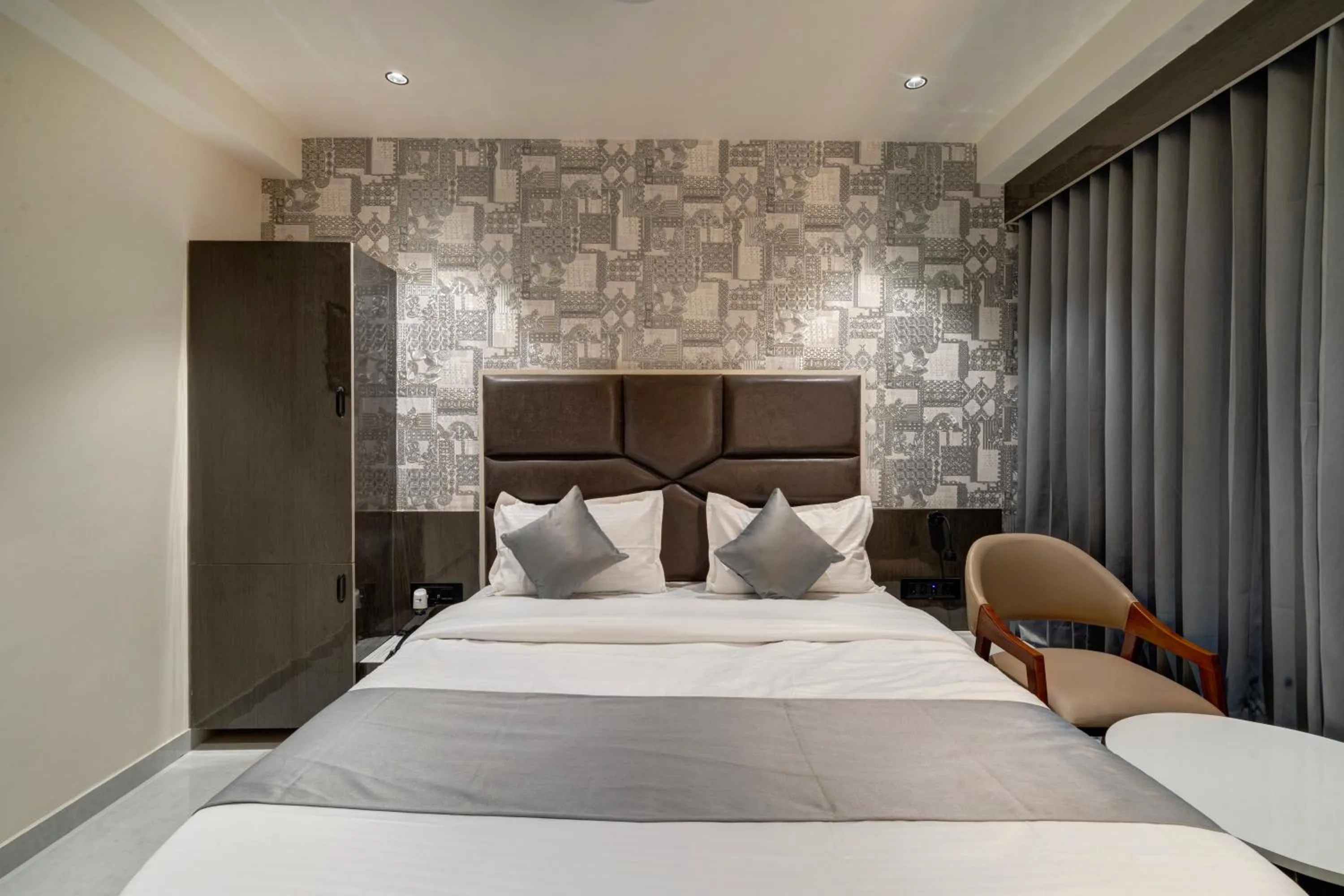 Bed in Hotel Shrimad Villa Gandhinagar