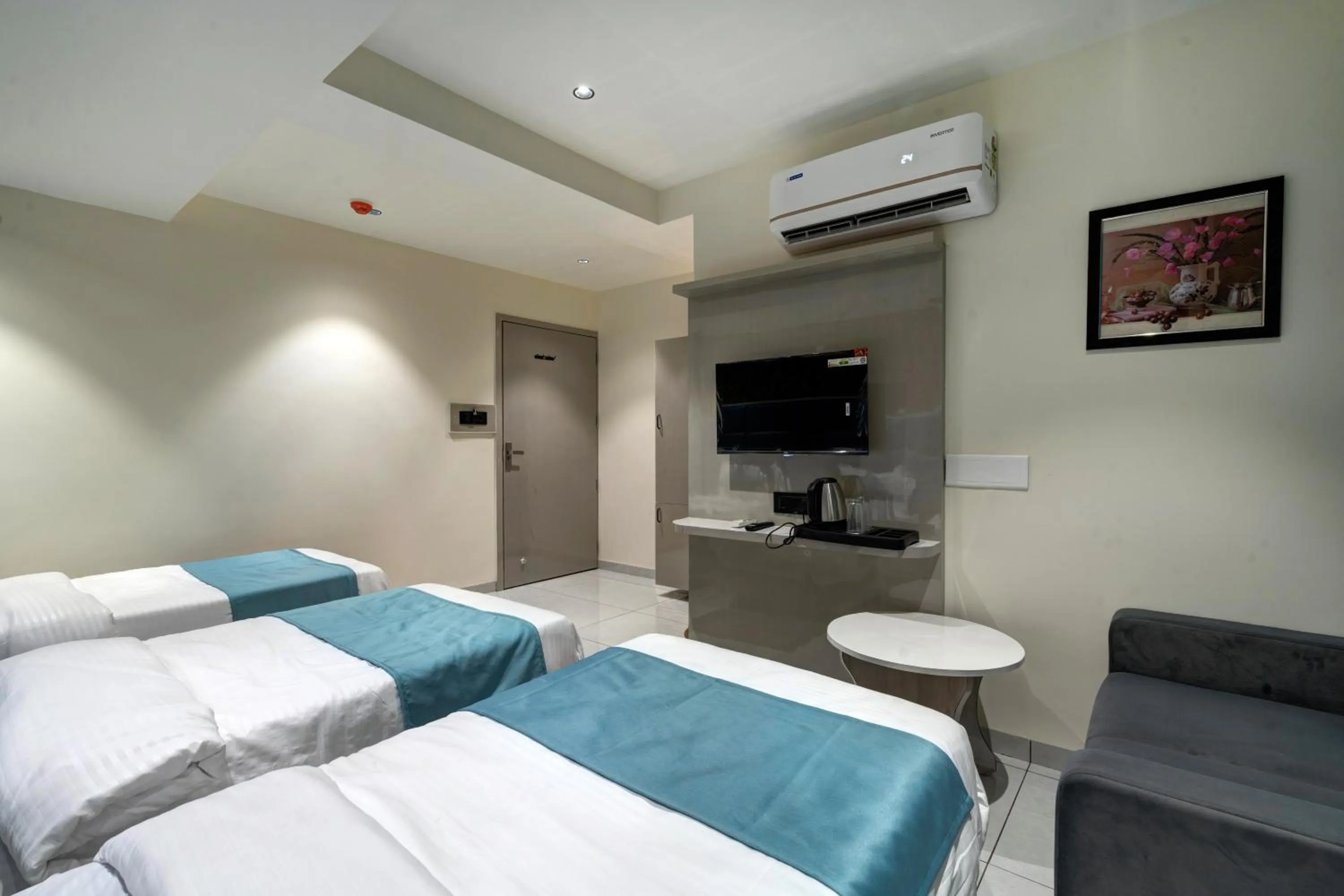 Bed in Hotel Shrimad Villa Gandhinagar