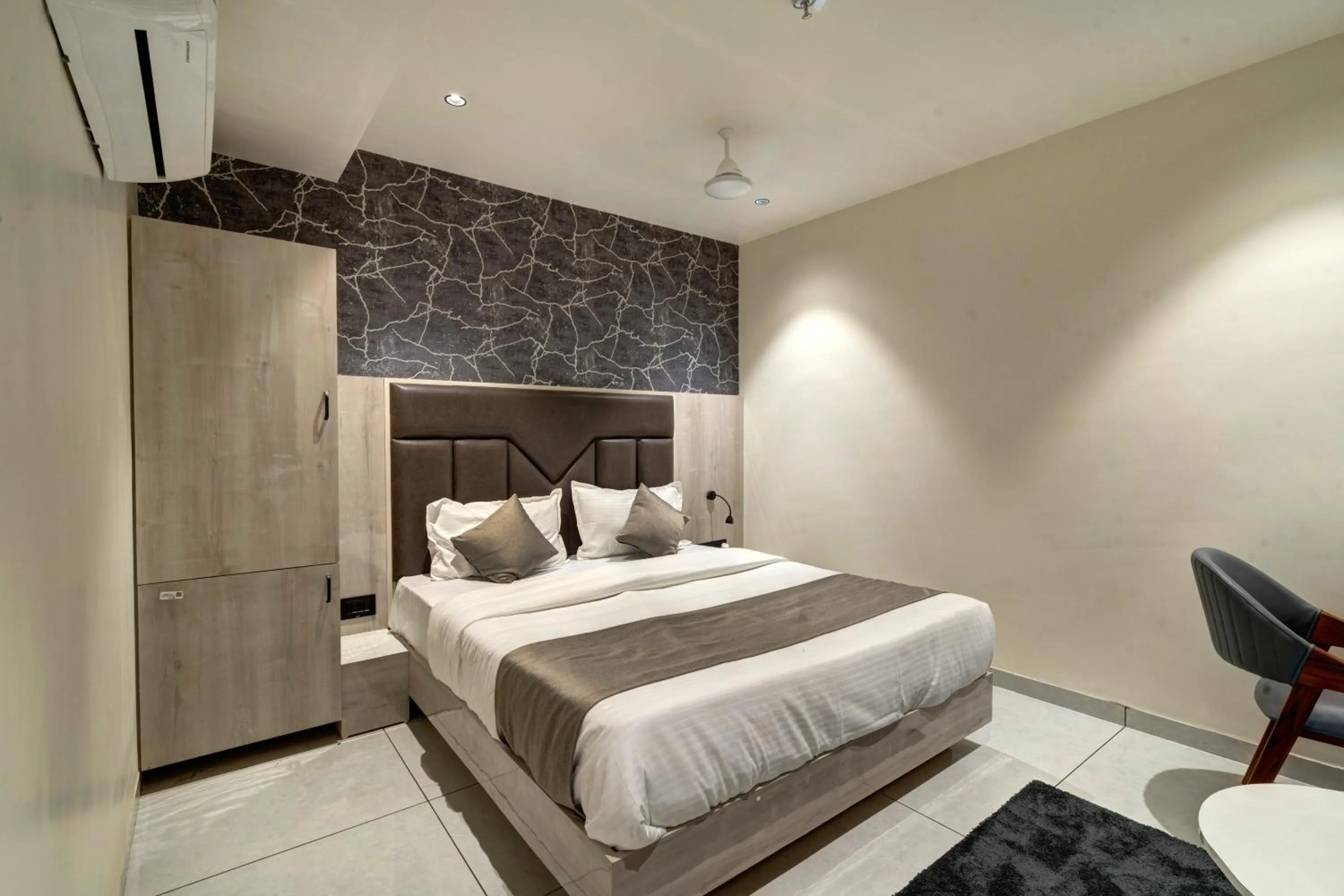 Bed in Hotel Shrimad Villa Gandhinagar