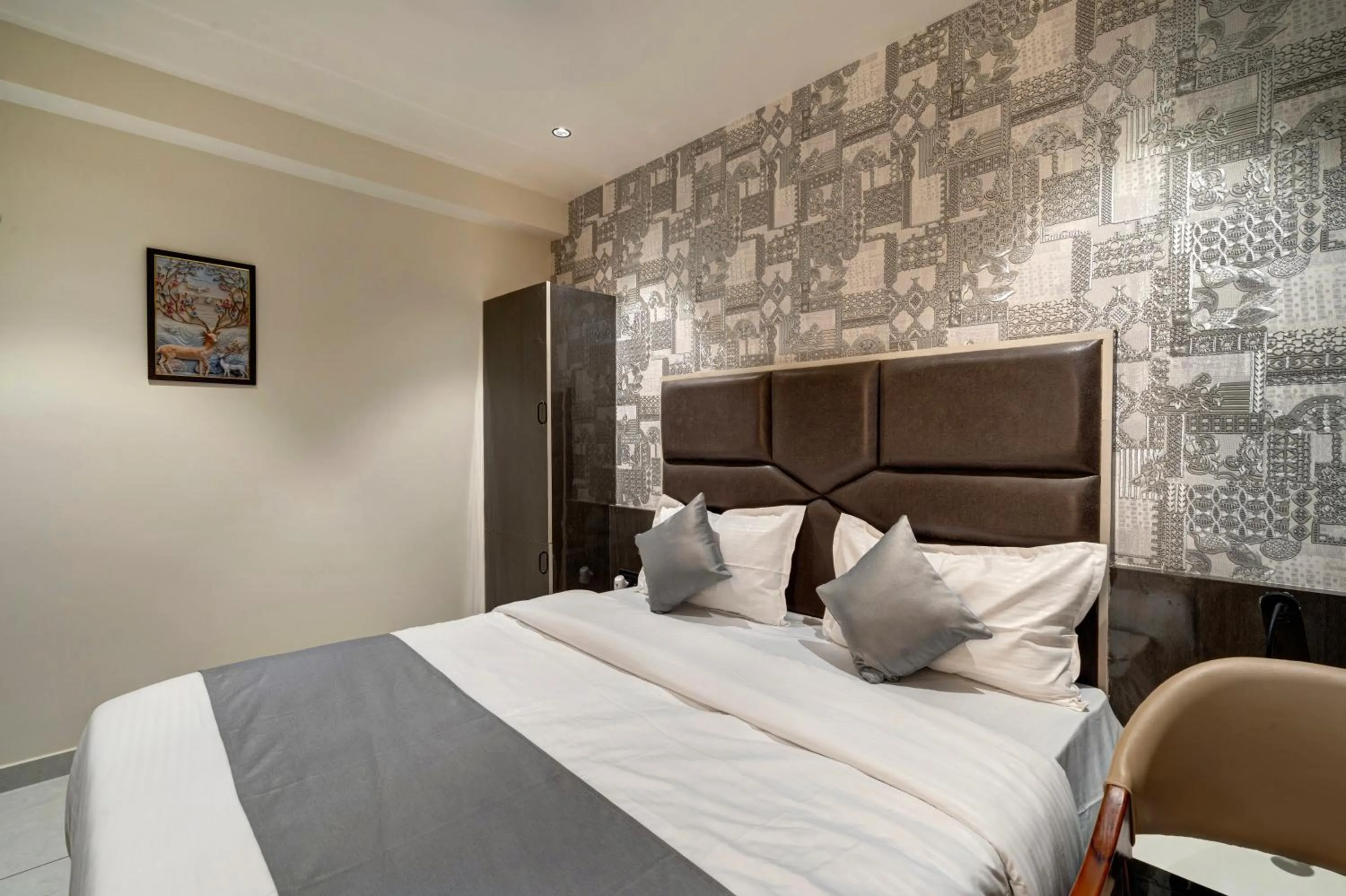 Bed in Hotel Shrimad Villa Gandhinagar