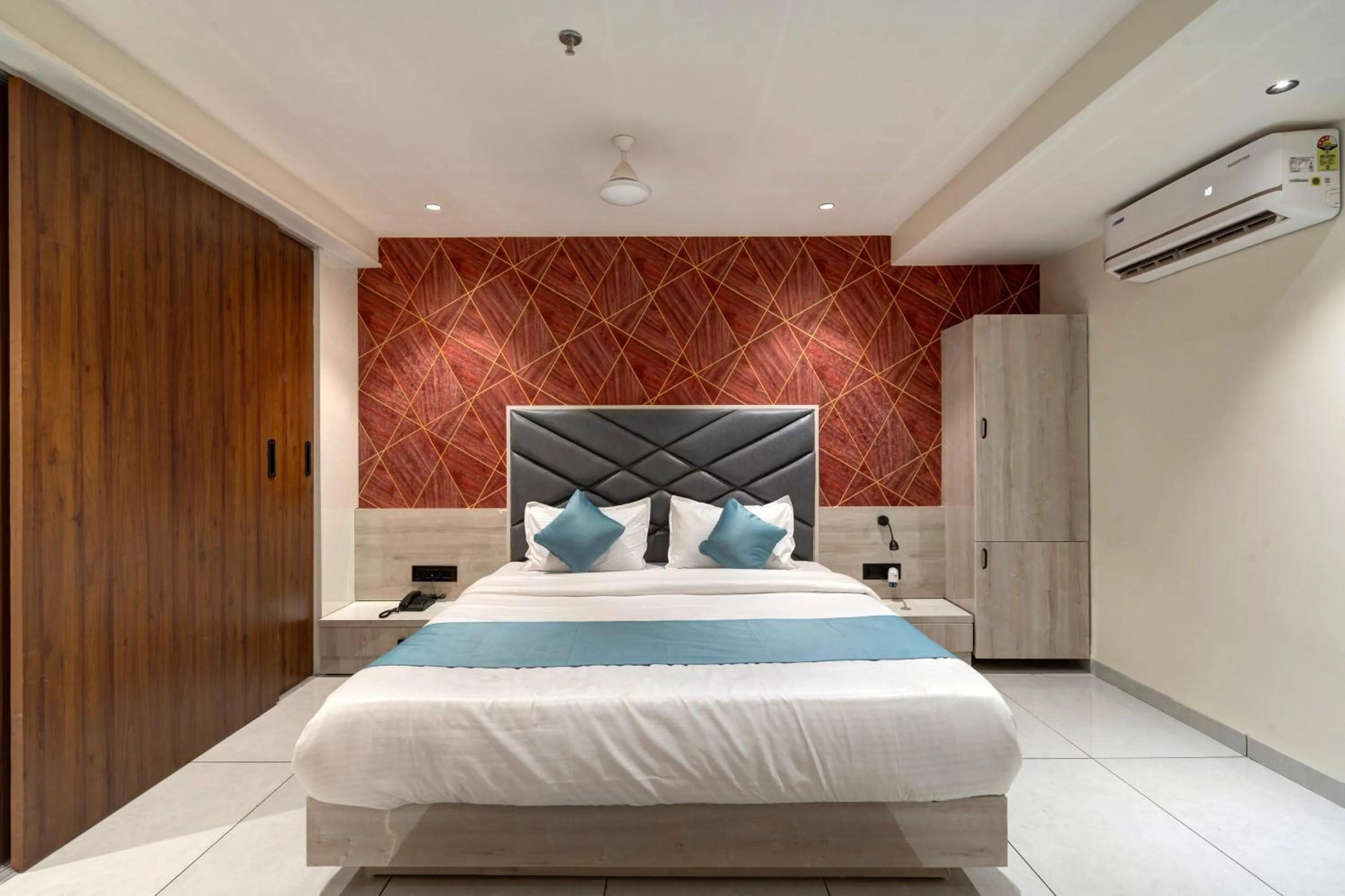 Bed in Hotel Shrimad Villa Gandhinagar