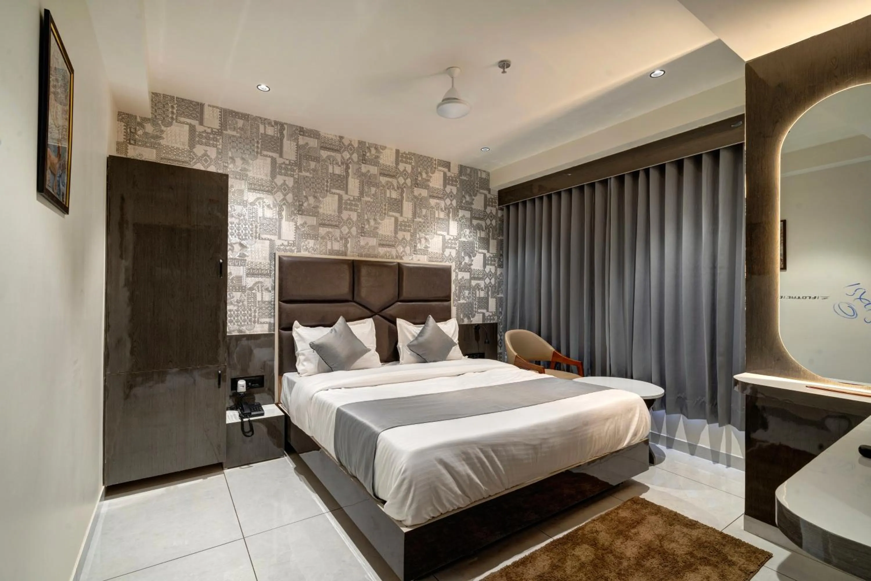 Bed in Hotel Shrimad Villa Gandhinagar